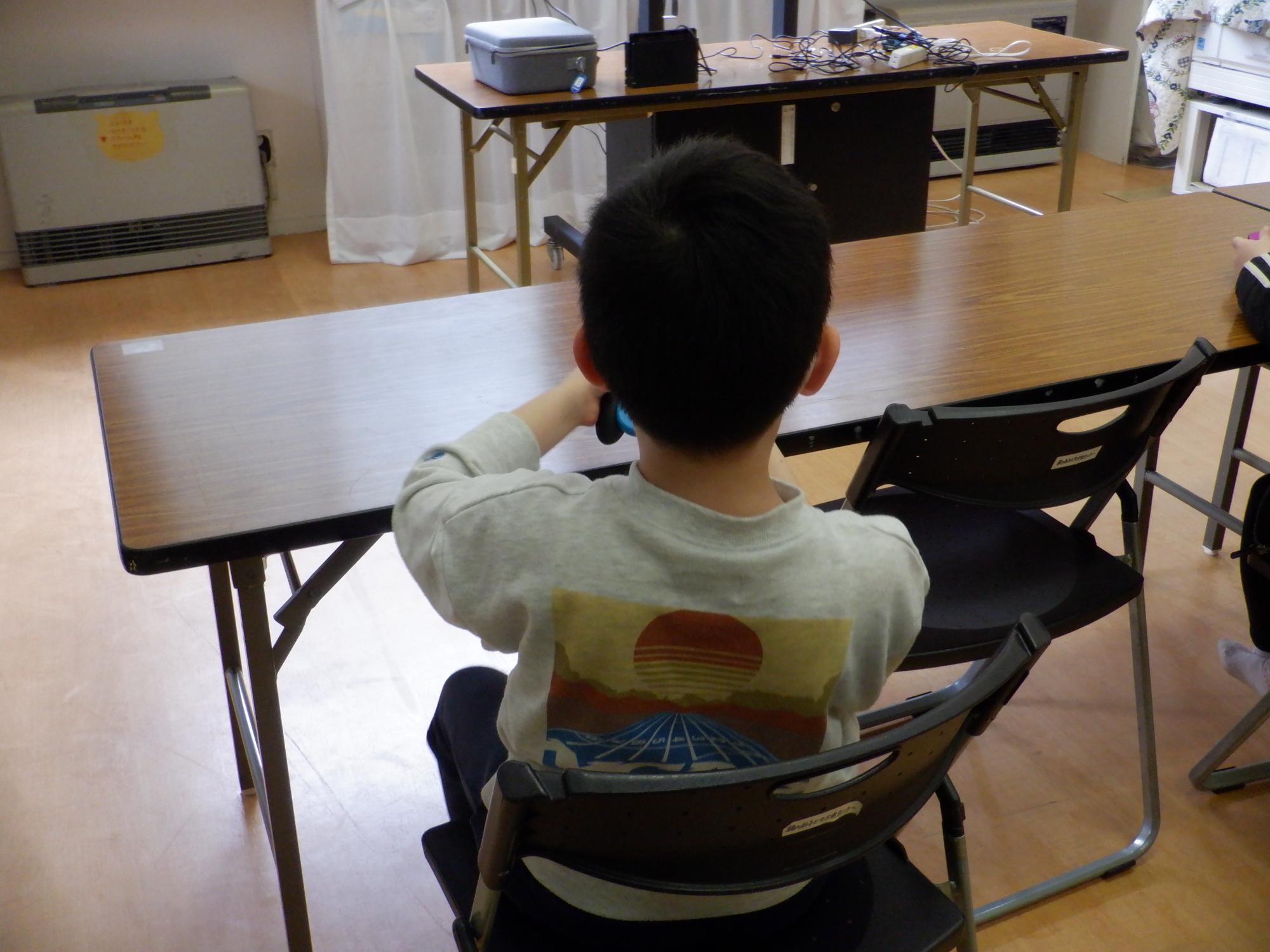 夢中でコントローラーを操作する様子