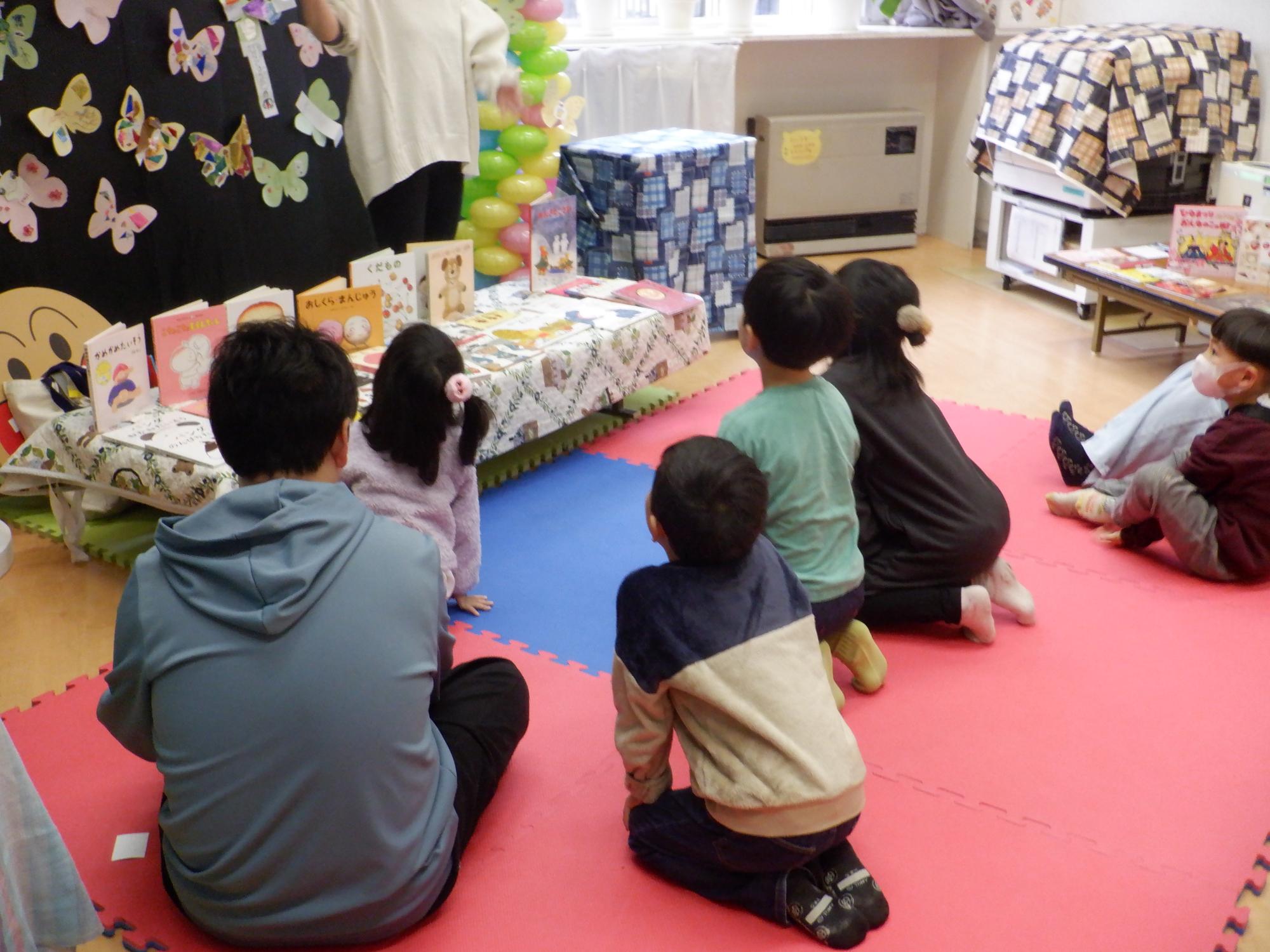 先生が持っている絵本を見ている様子