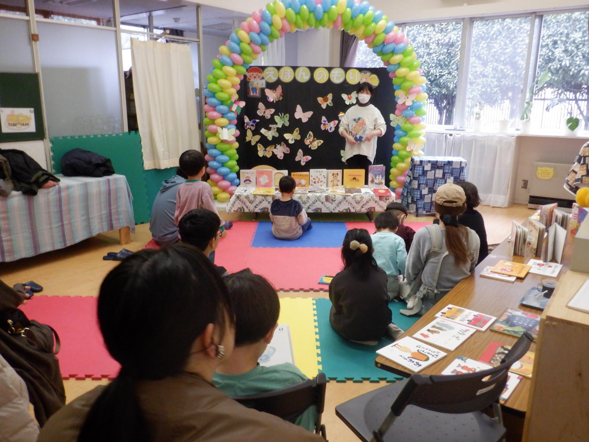 ちょうちょのお話を聞く参加者