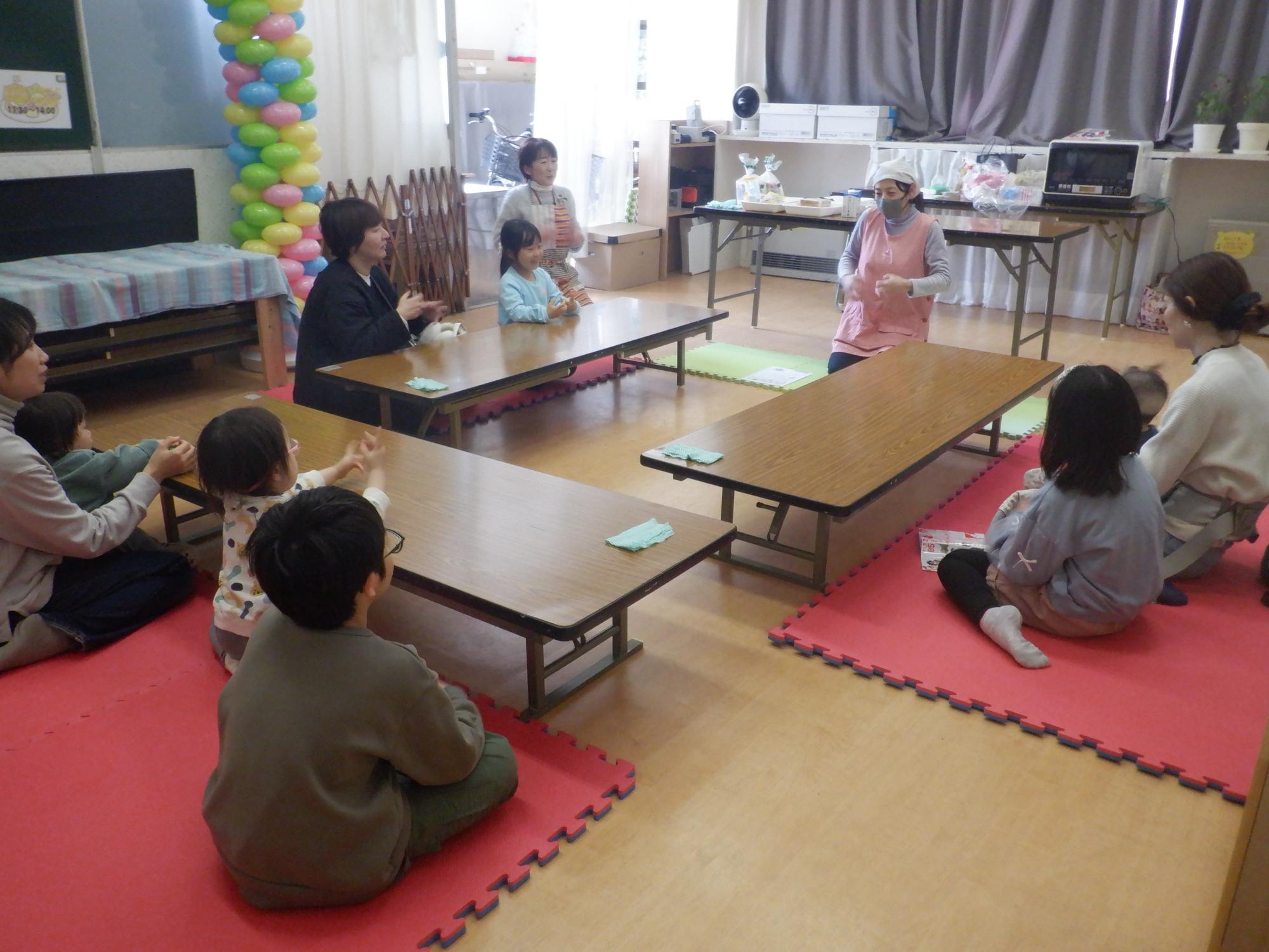 栄養士さんのお話を聞く参加者