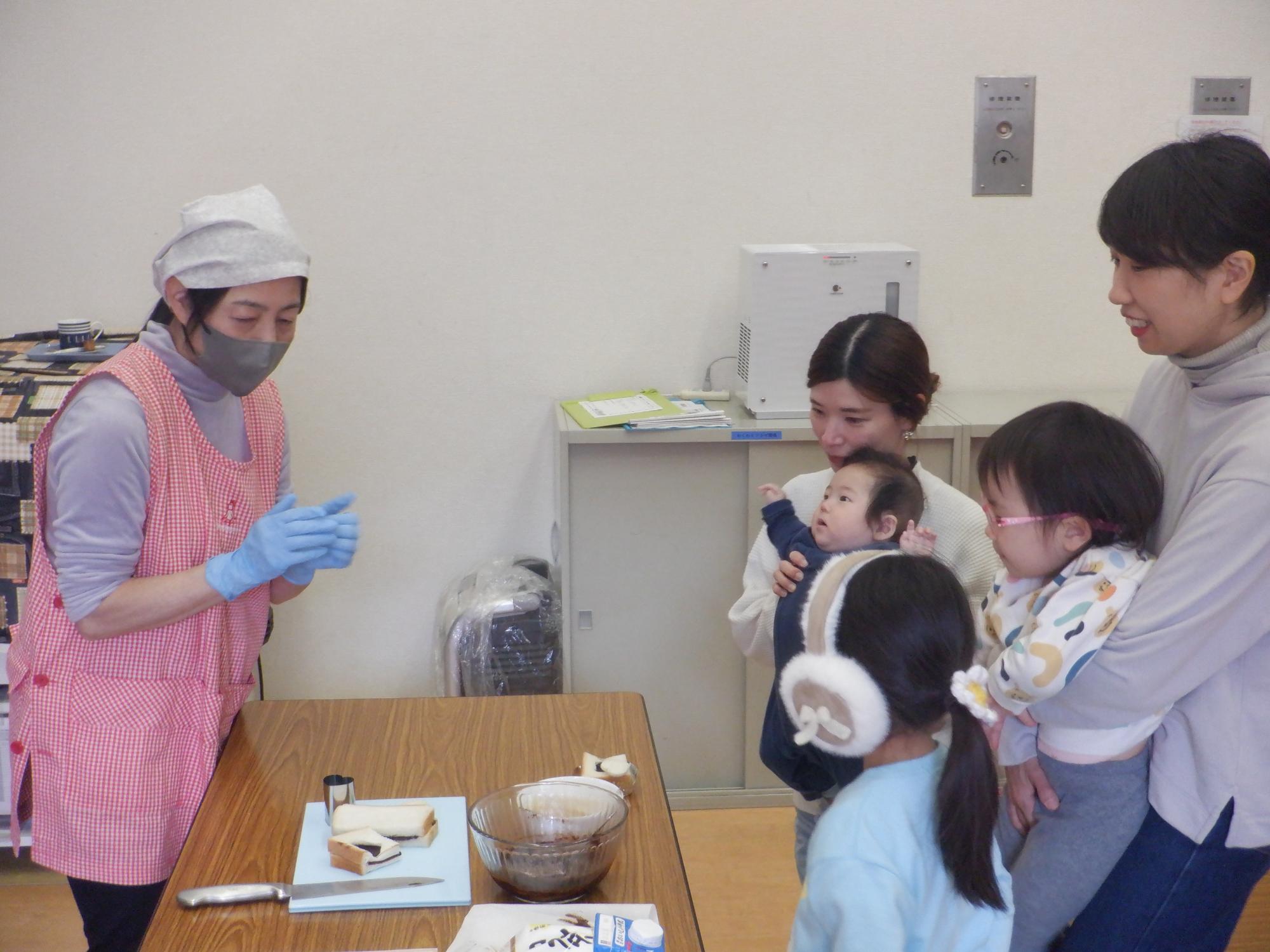 栄養士さんの調理説明を聞く様子
