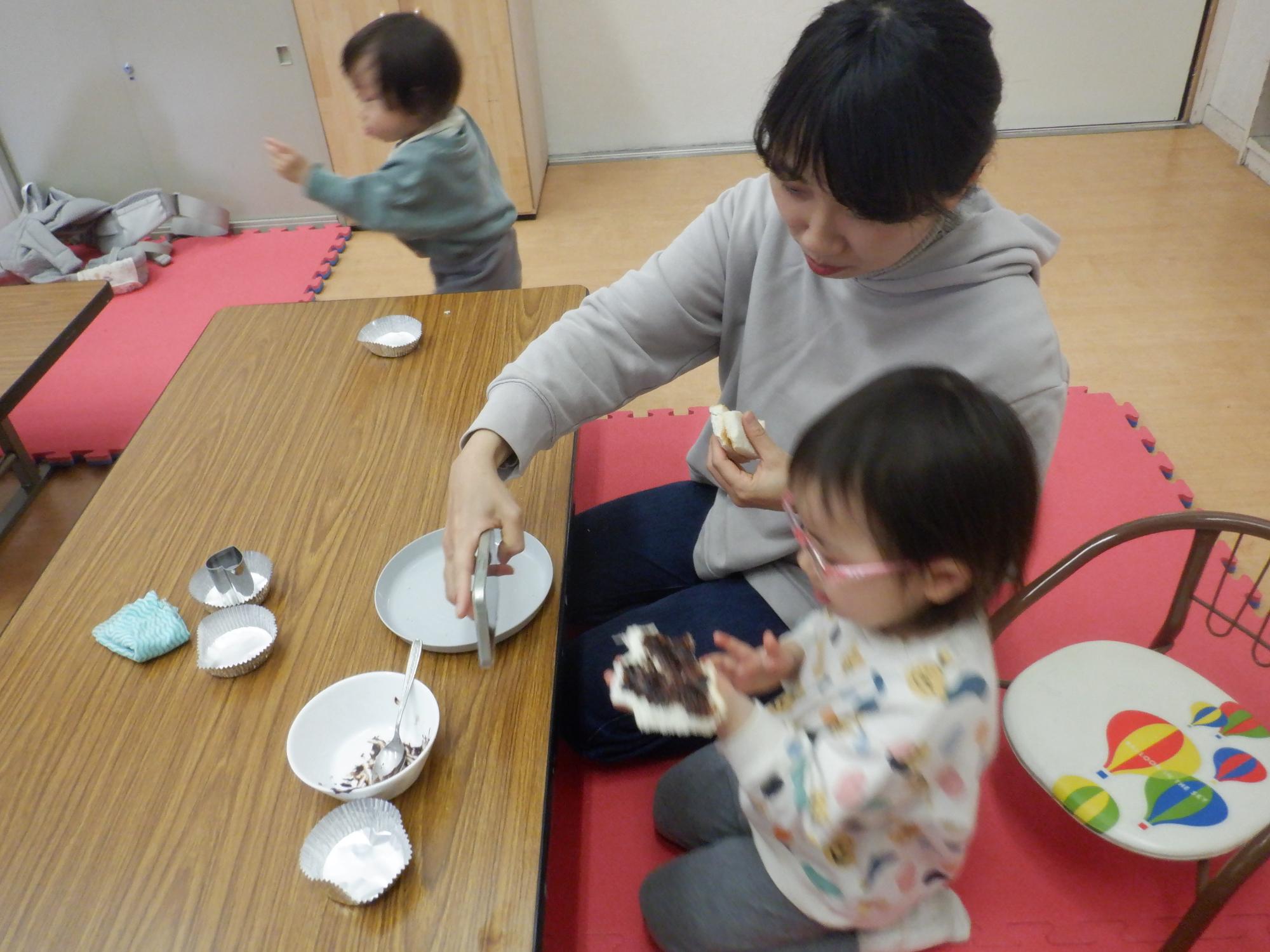 美味しそうに試食する幼児