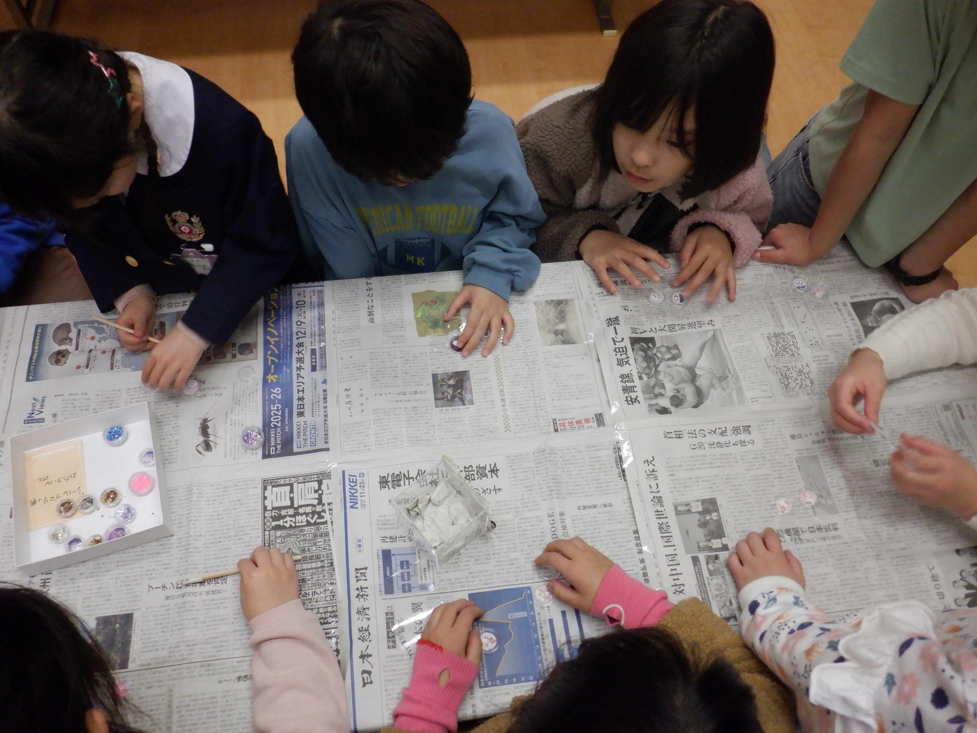 シールの中身を選んでいる様子