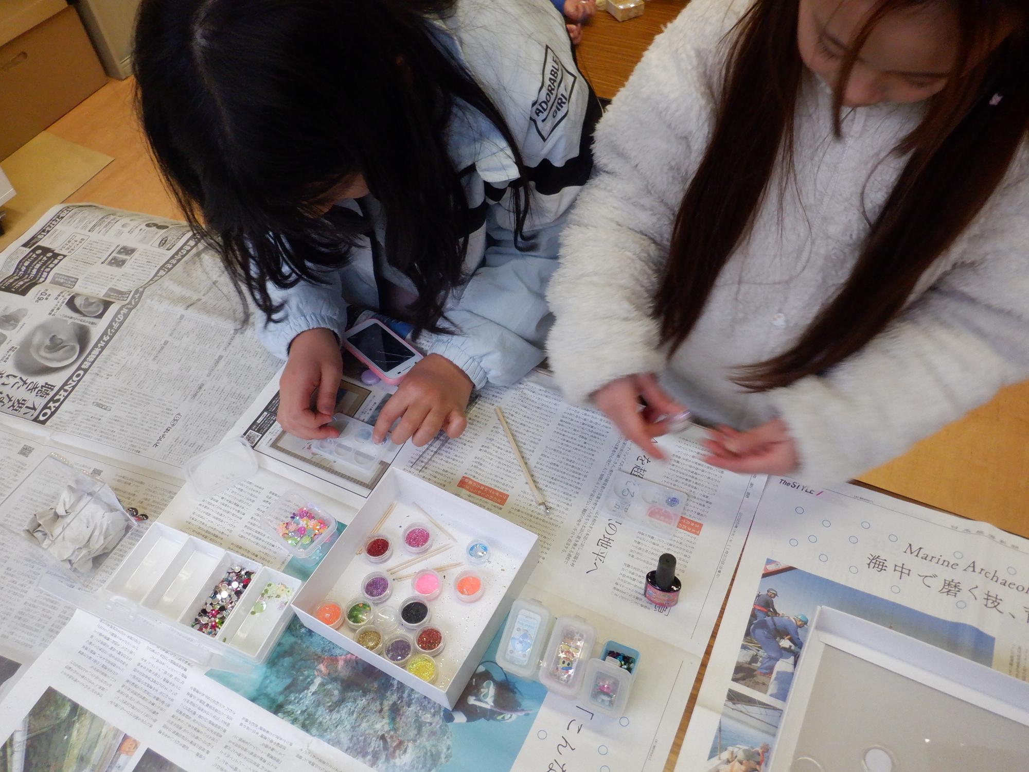 友だちと相談しながらシールを作成している様子