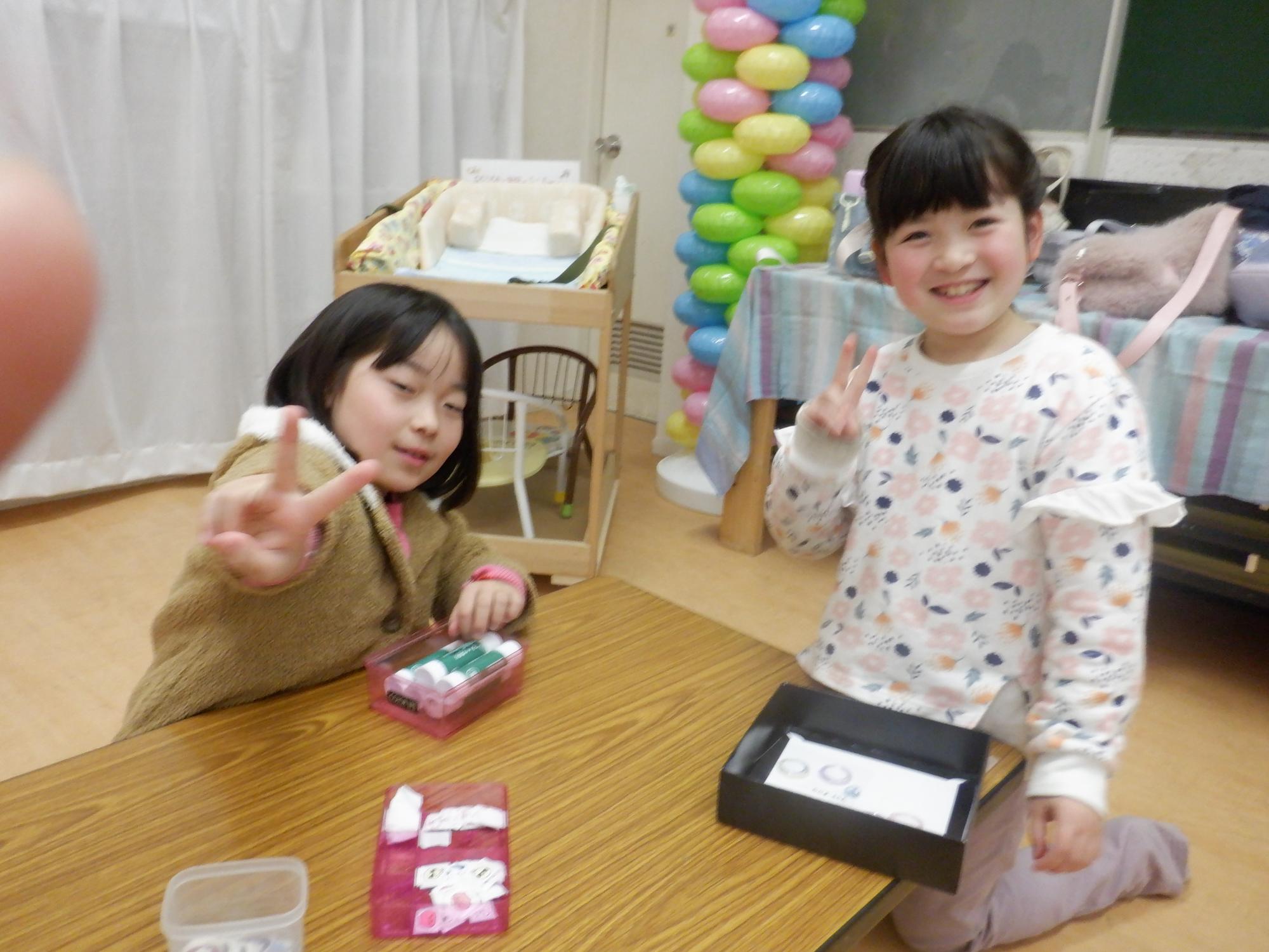 シールと一緒に笑顔で撮影