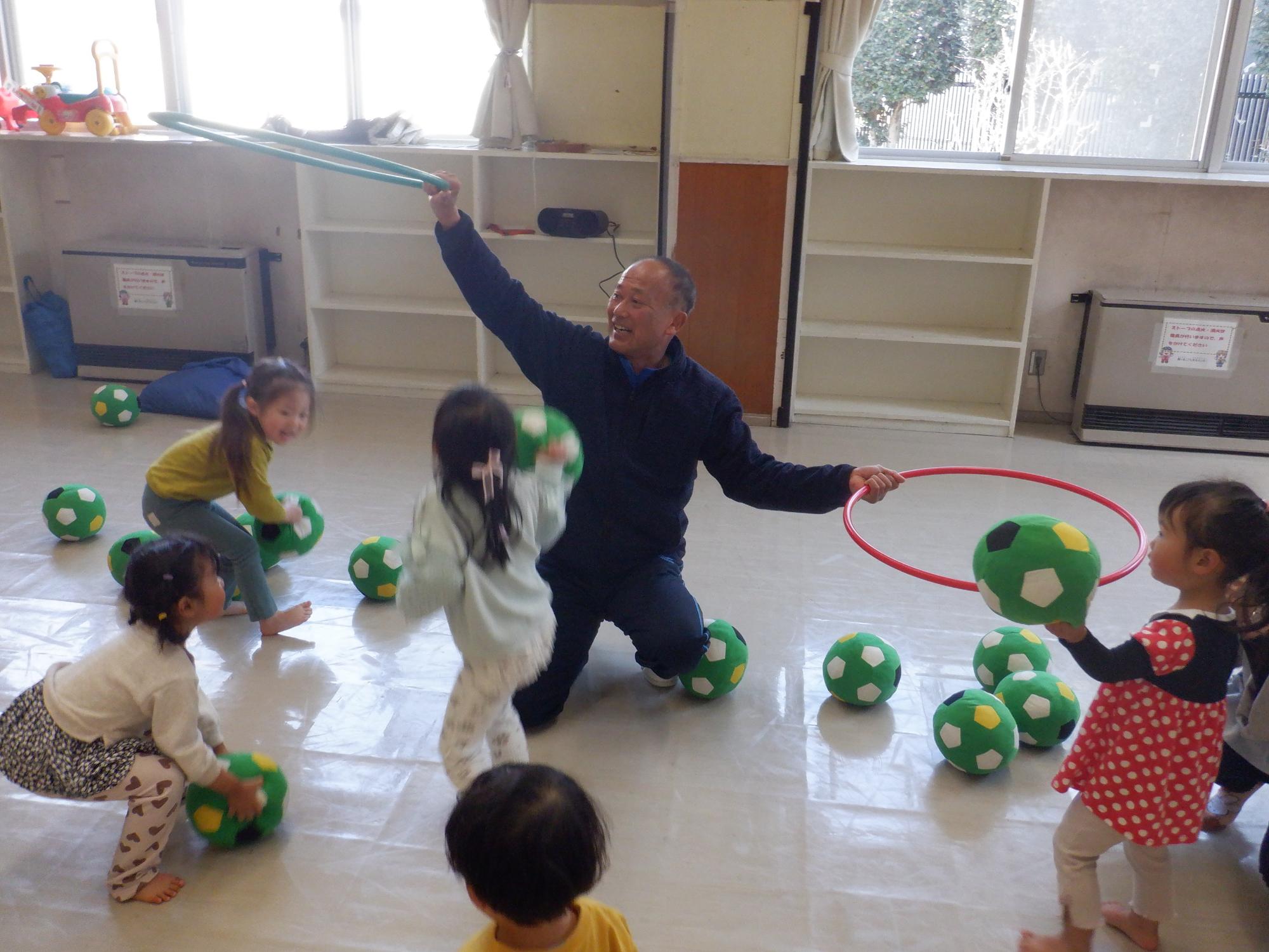 ボール遊びをしている様子