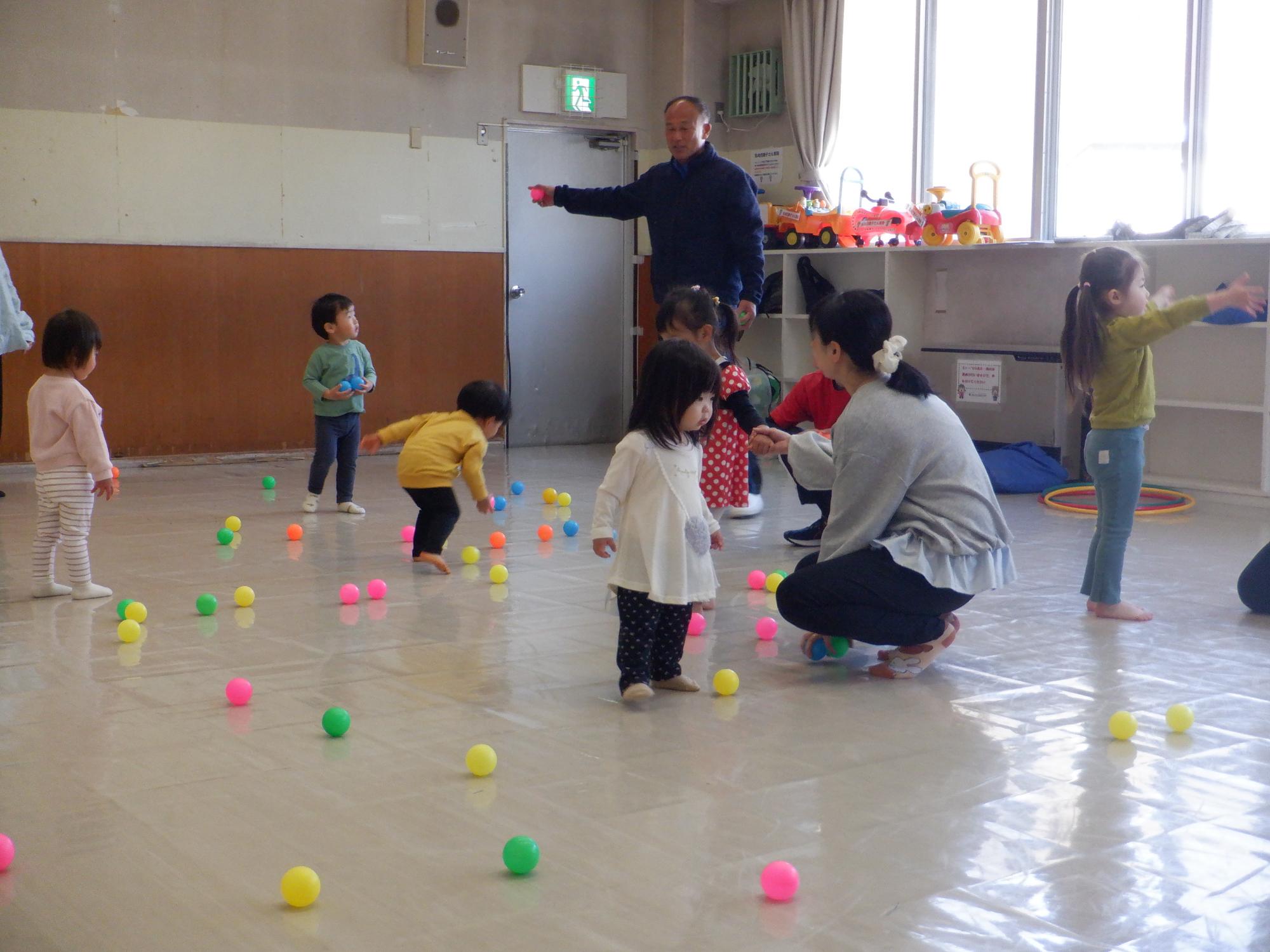 小さいボールで遊んで理宇様子