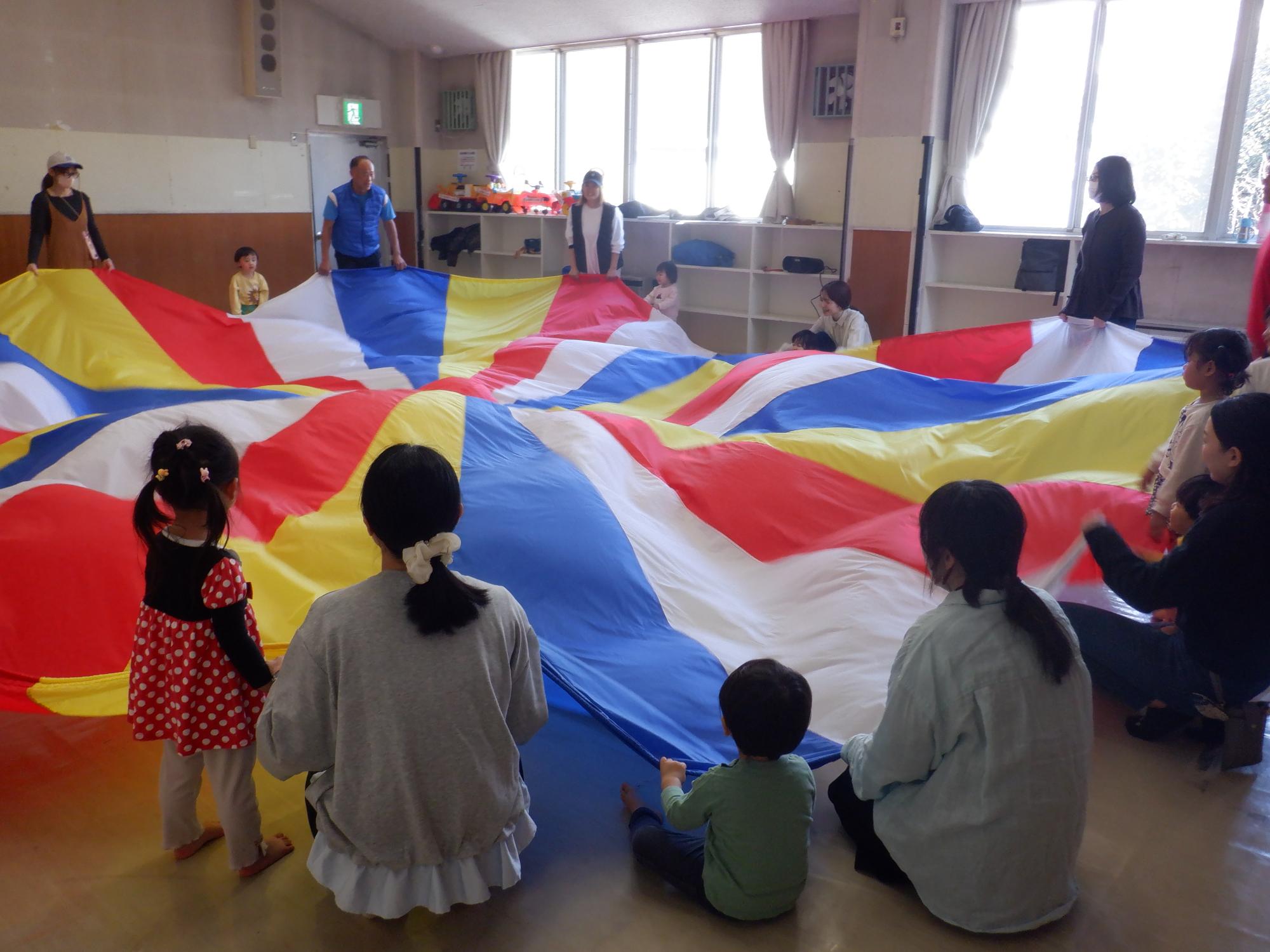 大きなバルーンを広げている様子