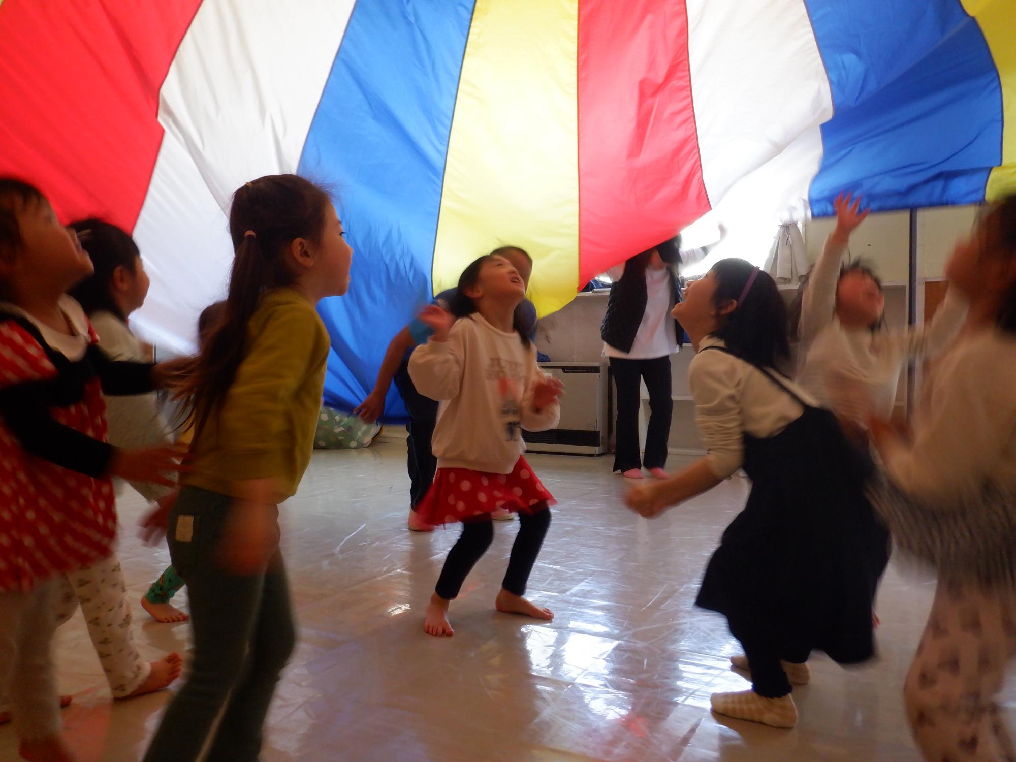 バルーンの中ではしゃいでいる参加者たち