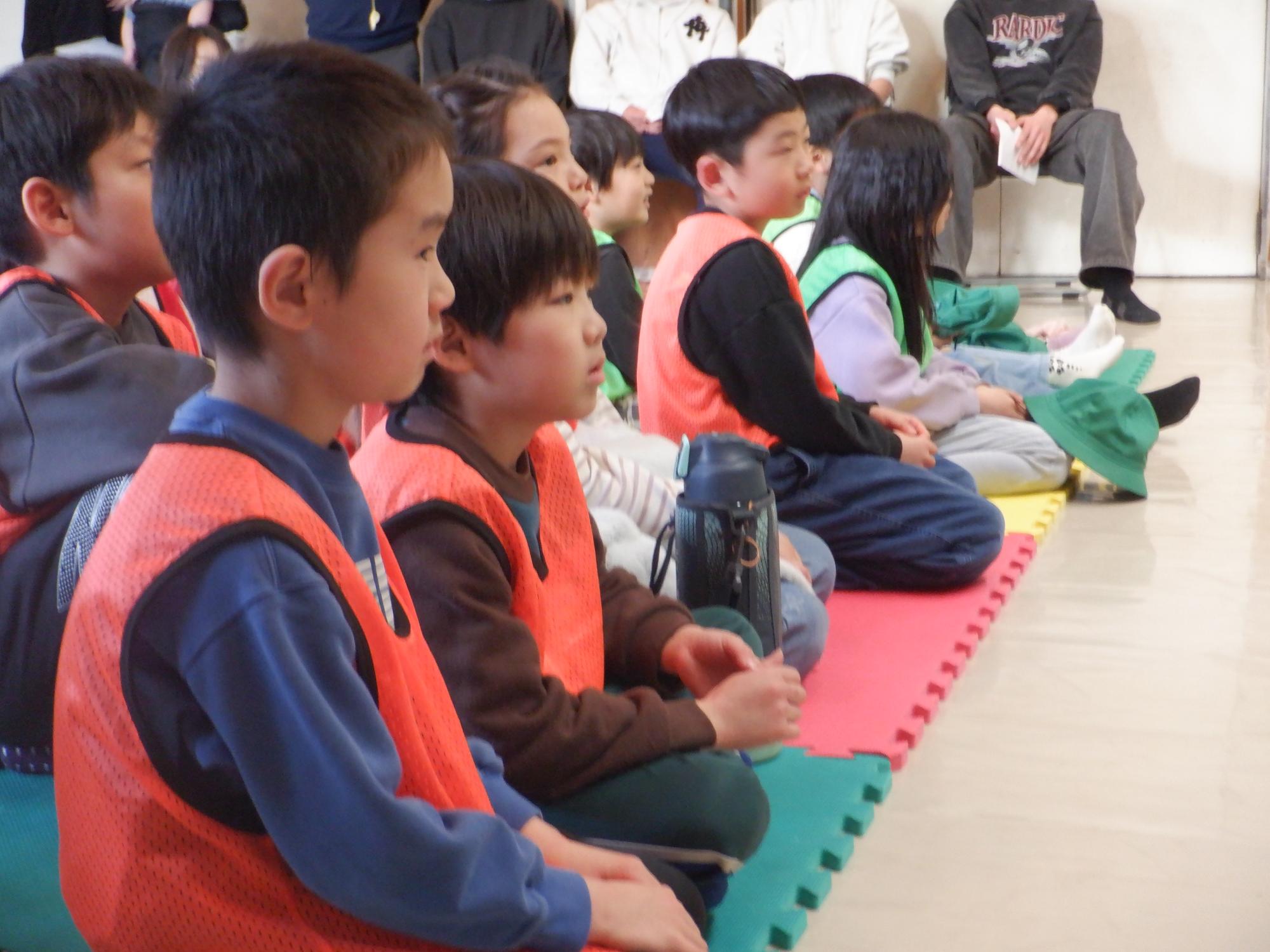 演奏にくぎ付けになる児童