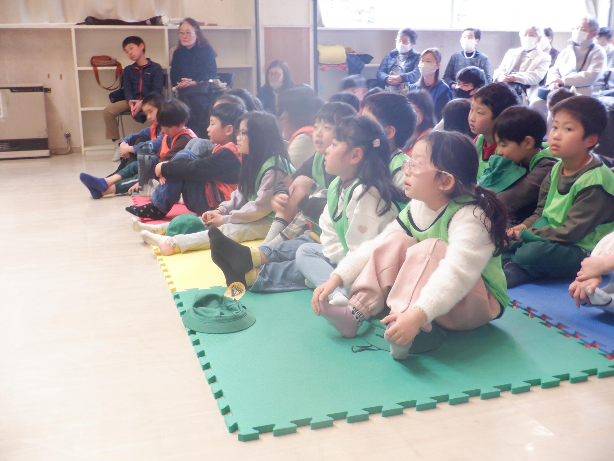 音楽を聴く児童の様子