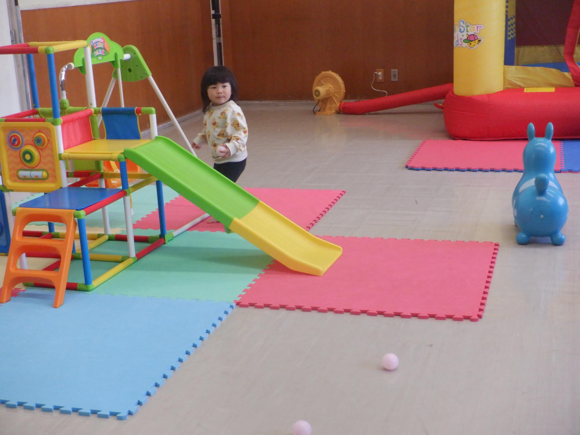 ブランコで遊びたい幼児