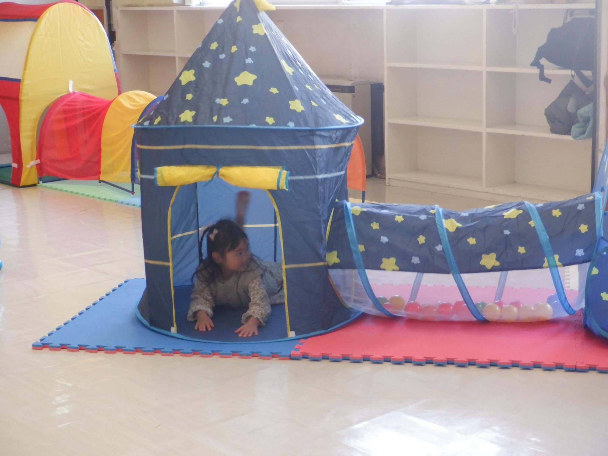 ボールハウスで寝転ぶ幼児