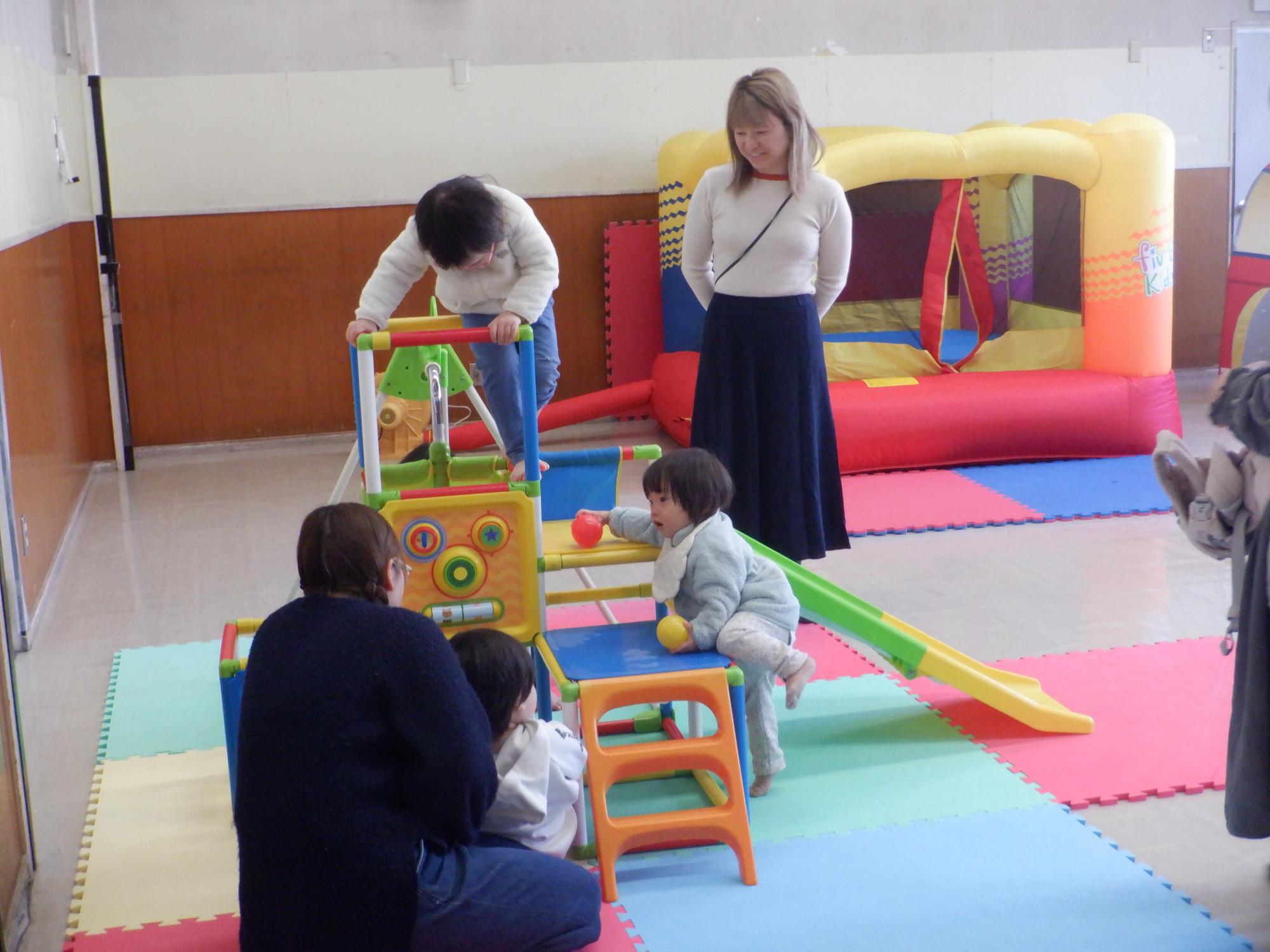 ジャングルジムで遊び幼児達