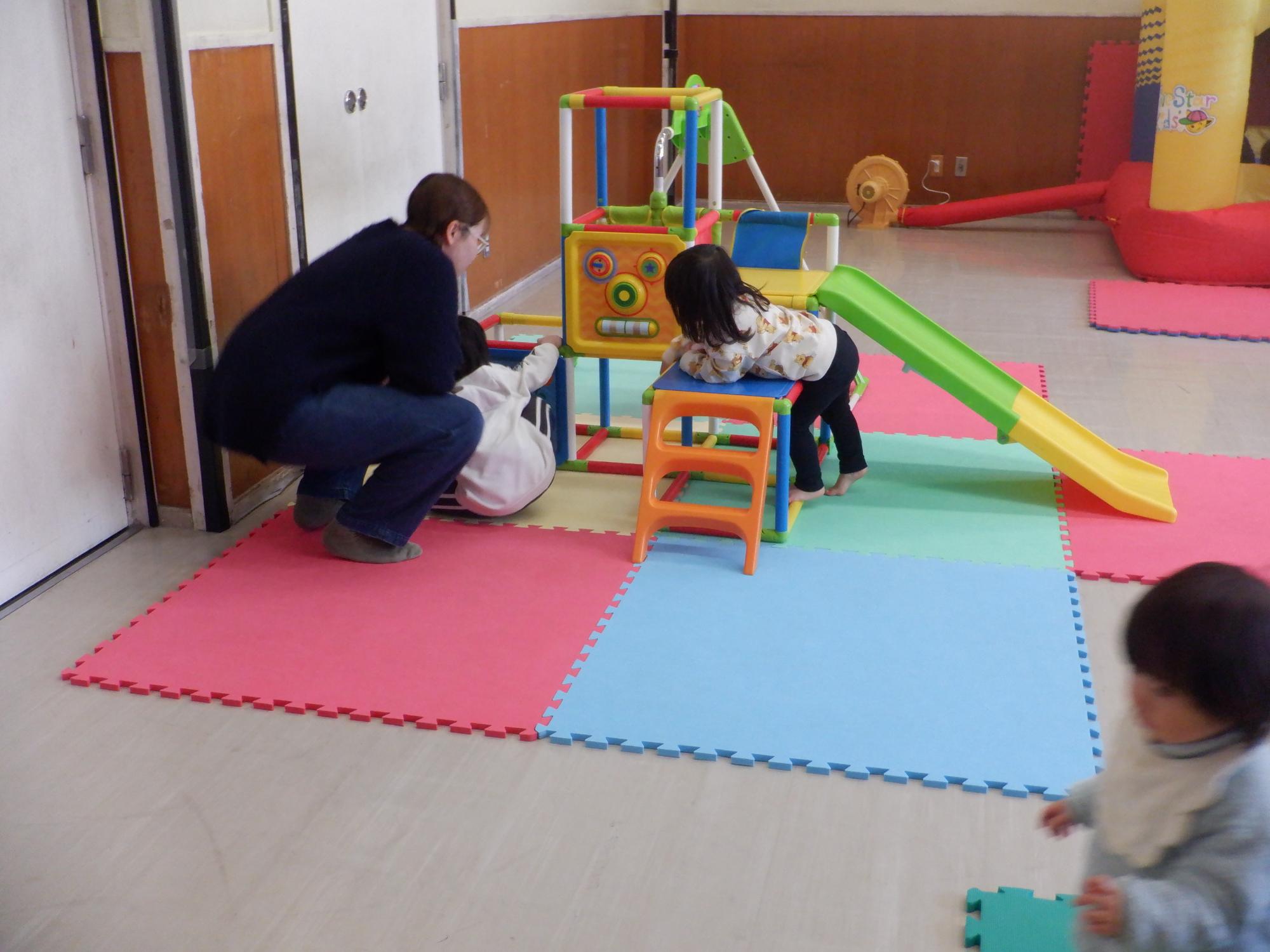 お友だちに話しかけている幼児の様子