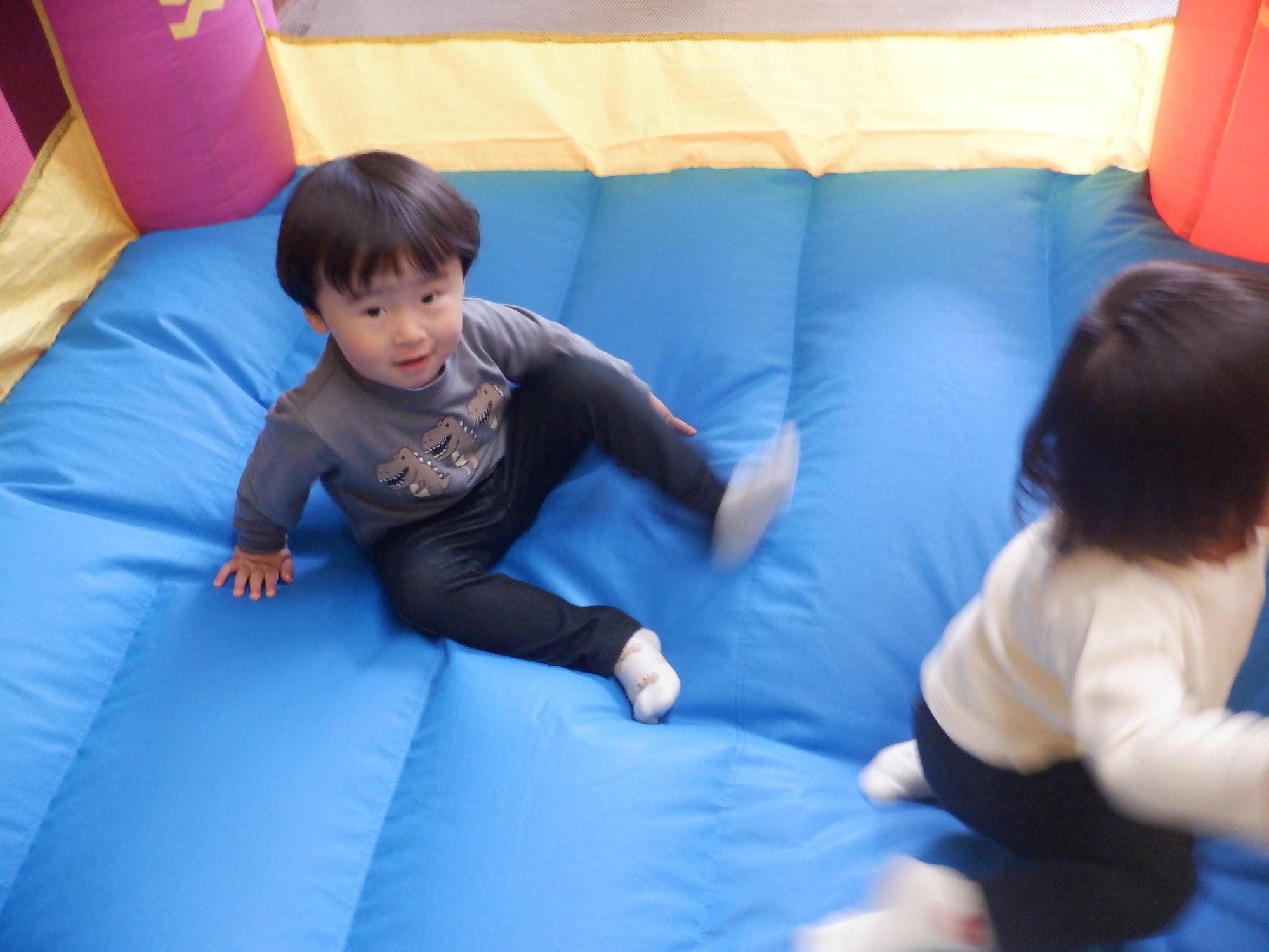 カメラ目線で笑顔をむける幼児さん