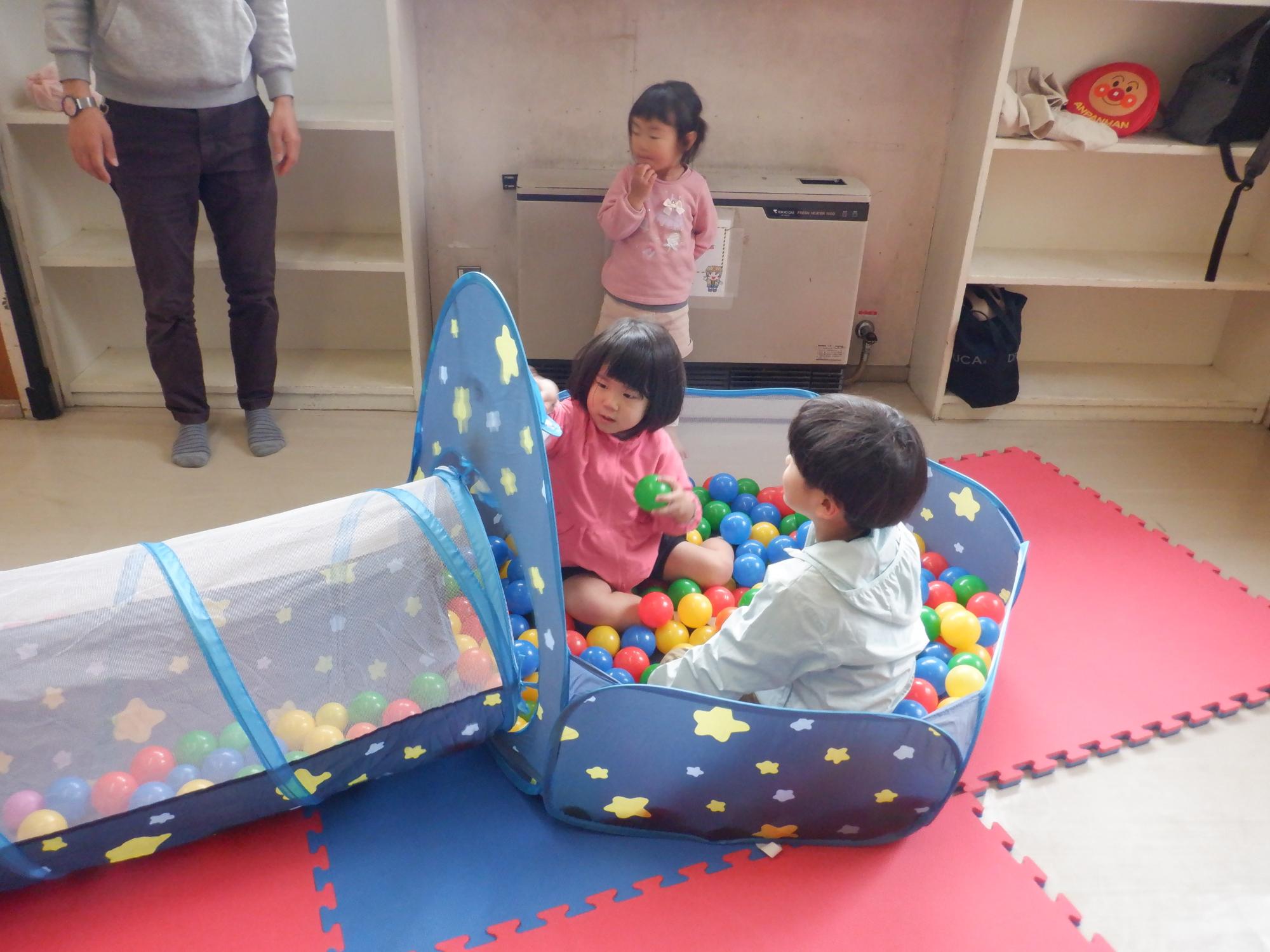 お友だちと楽しくボールプールで遊んでいる様子