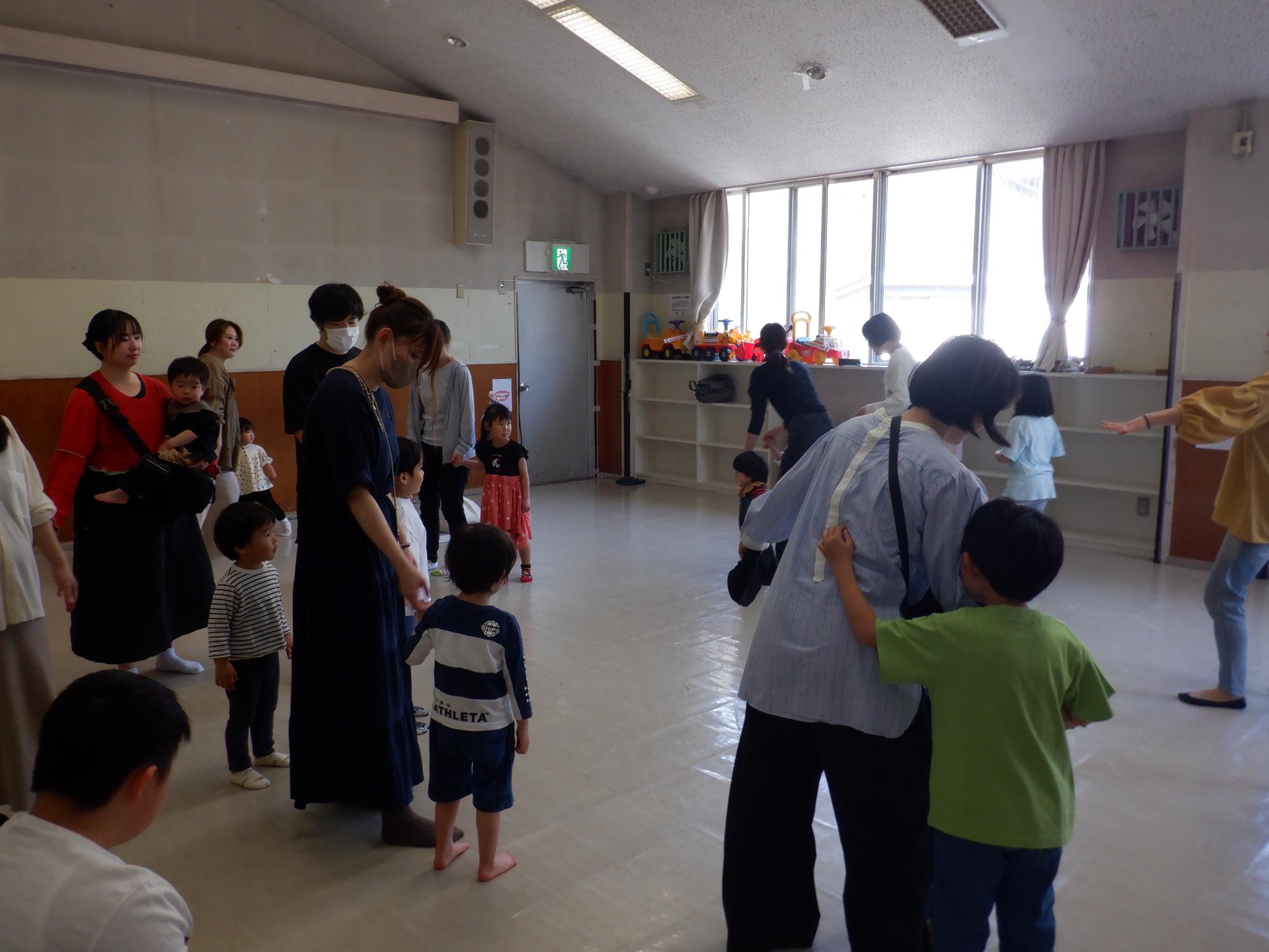 音楽に合わせて行進している様子