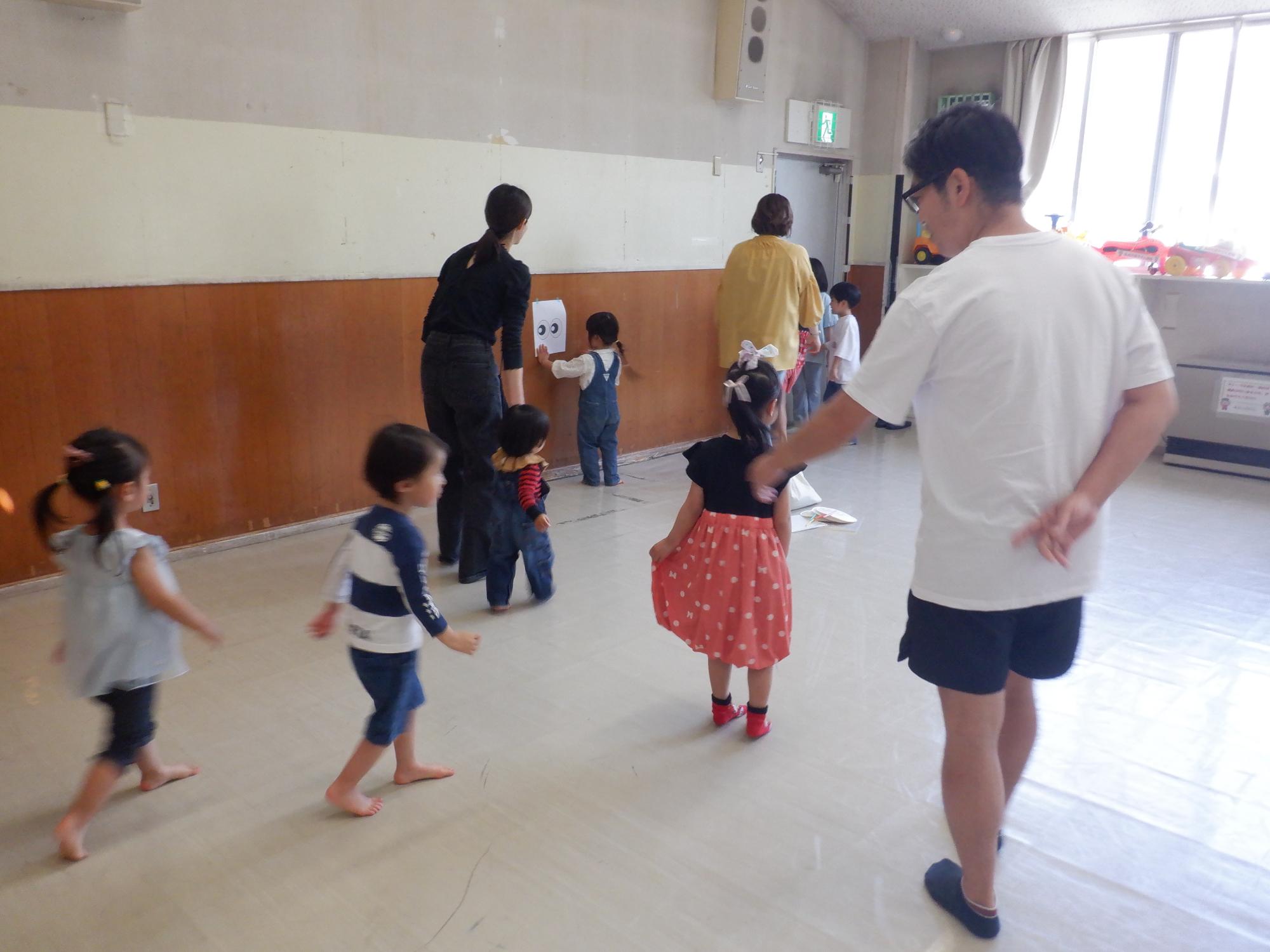 身体を動かしている親子の様子