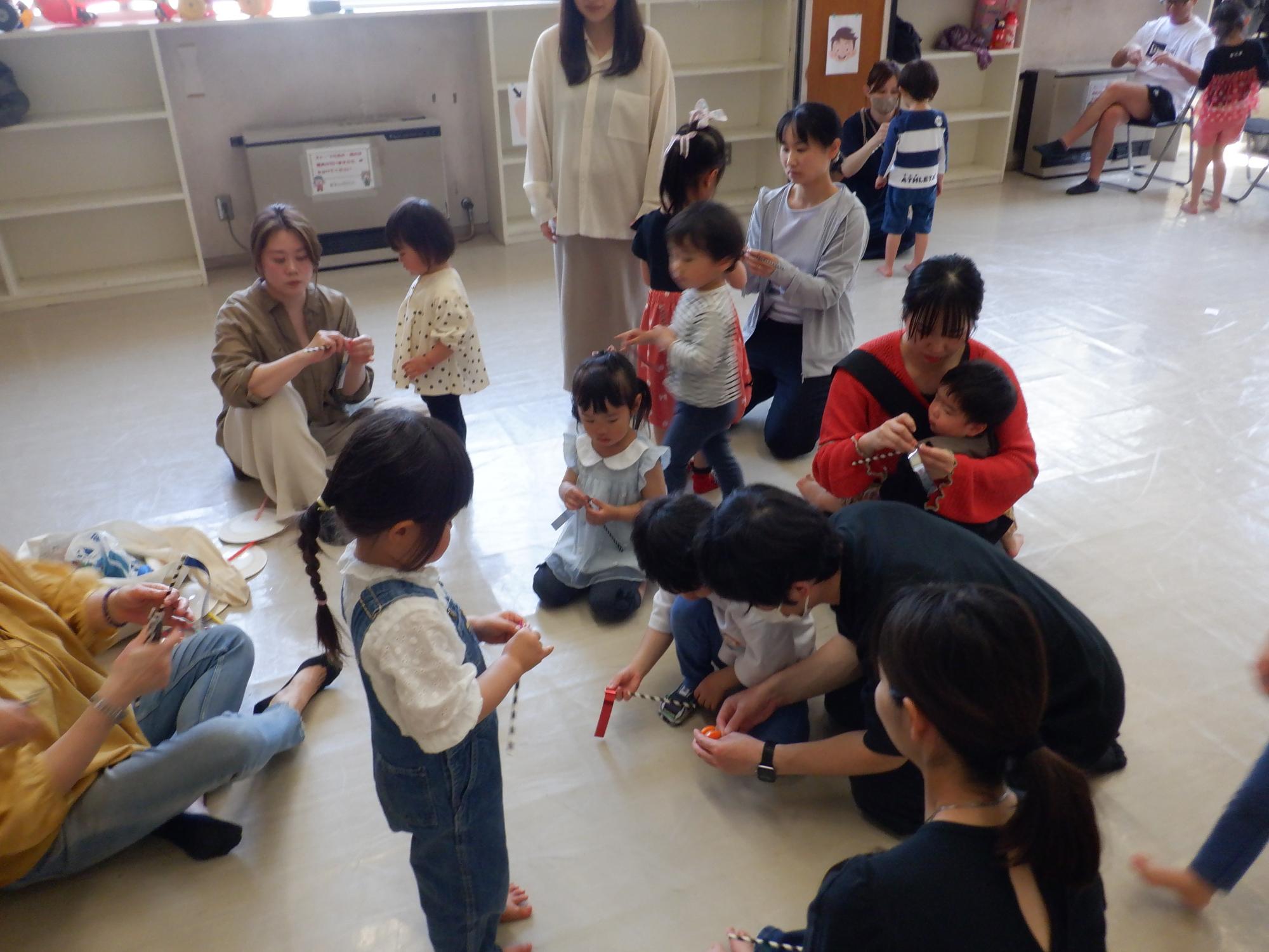 親子で工作をしている様子