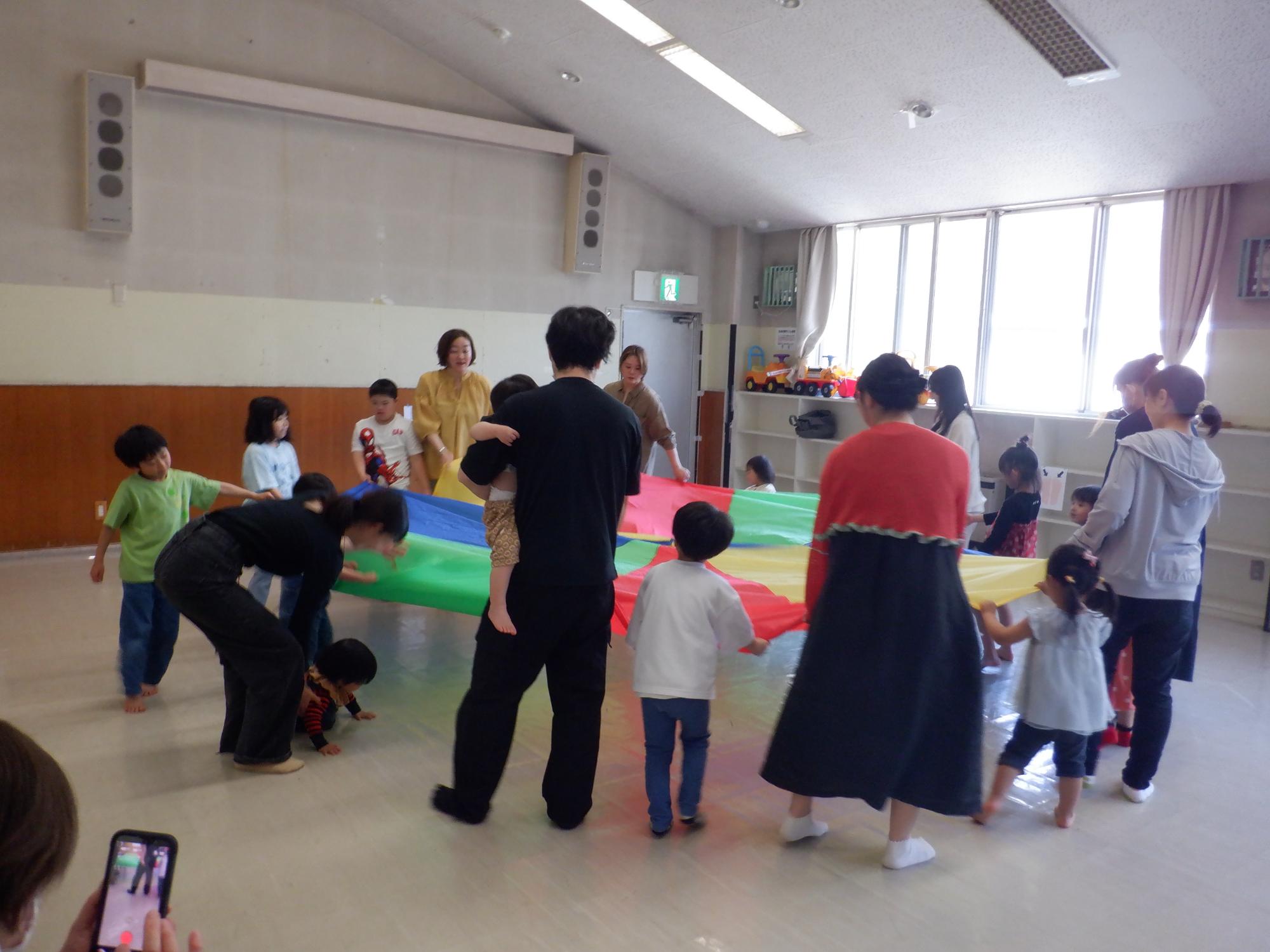 親子でパラバルーンしている様子