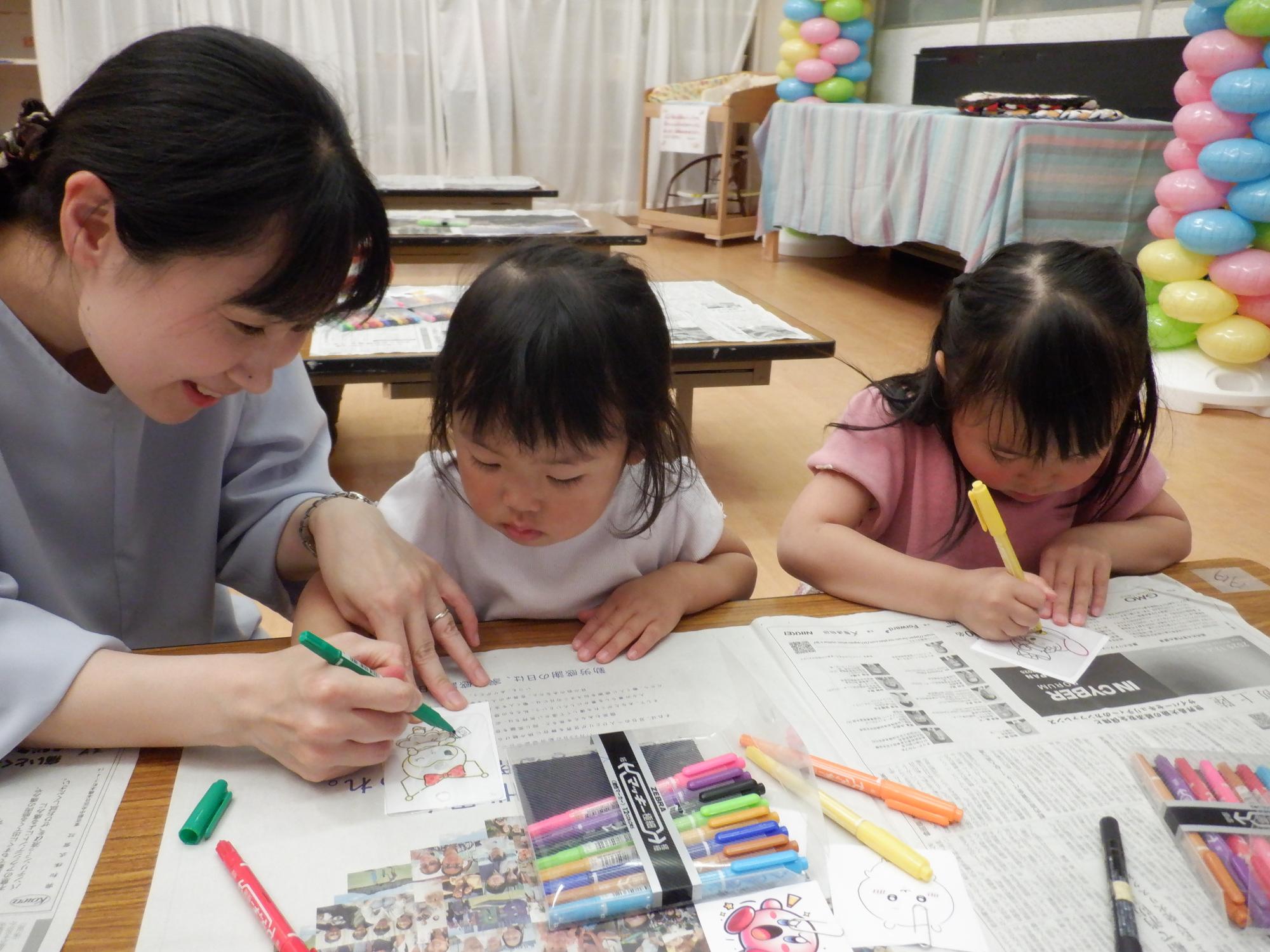 楽しそうに絵を描く幼児親子