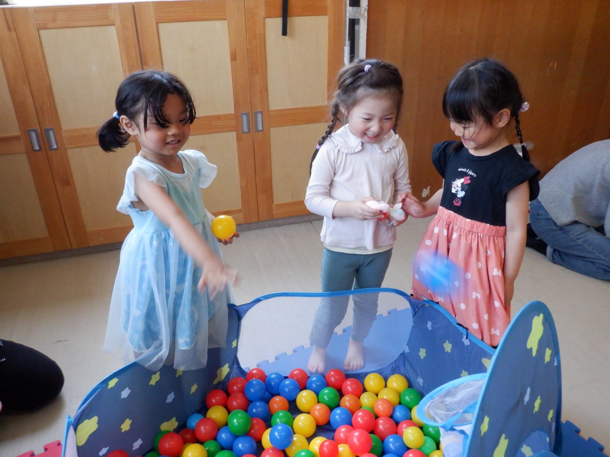お友だちと楽しそうにボールで遊ぶ幼児達
