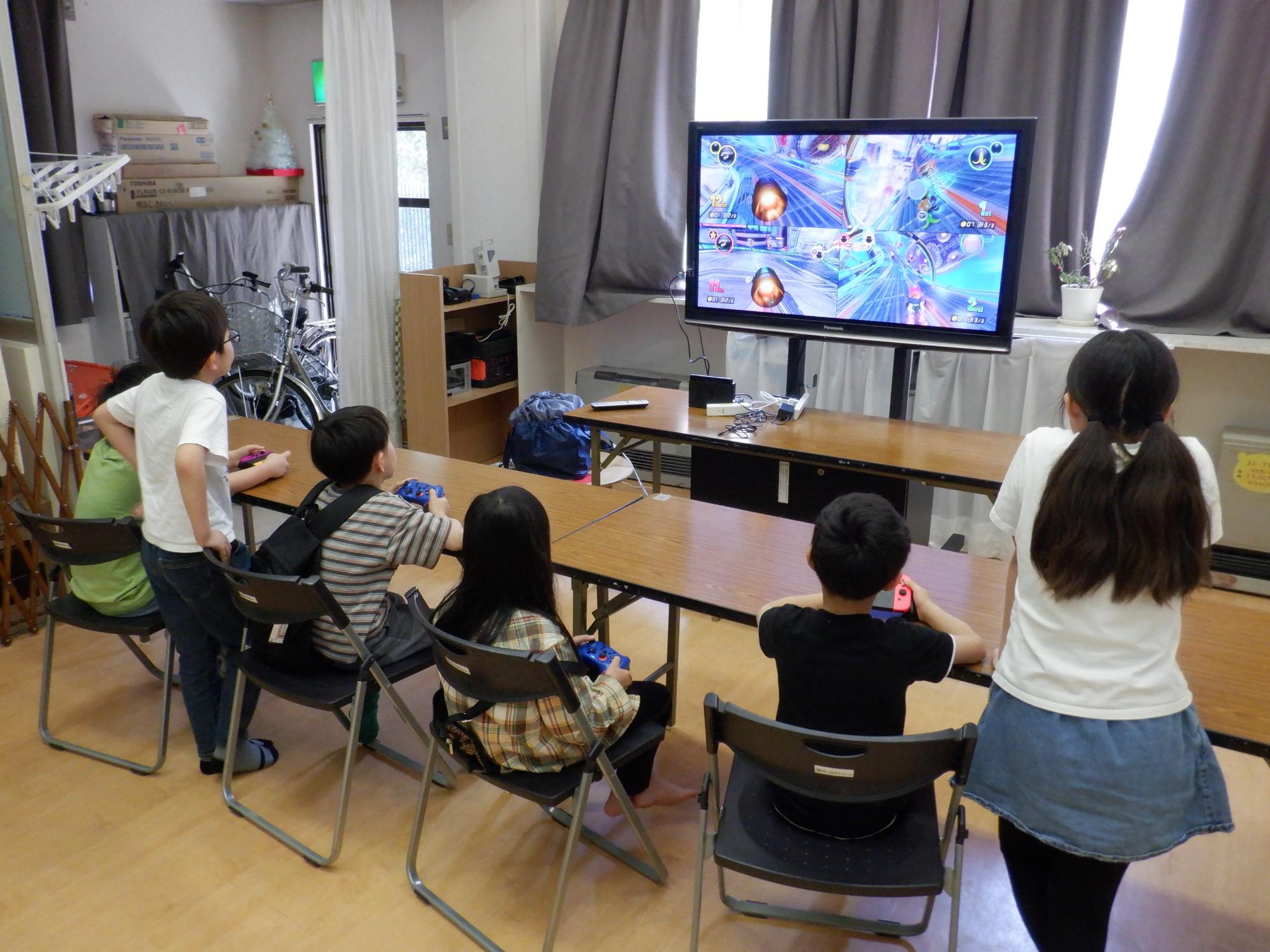 マリオカートをしている小学生たちの様子