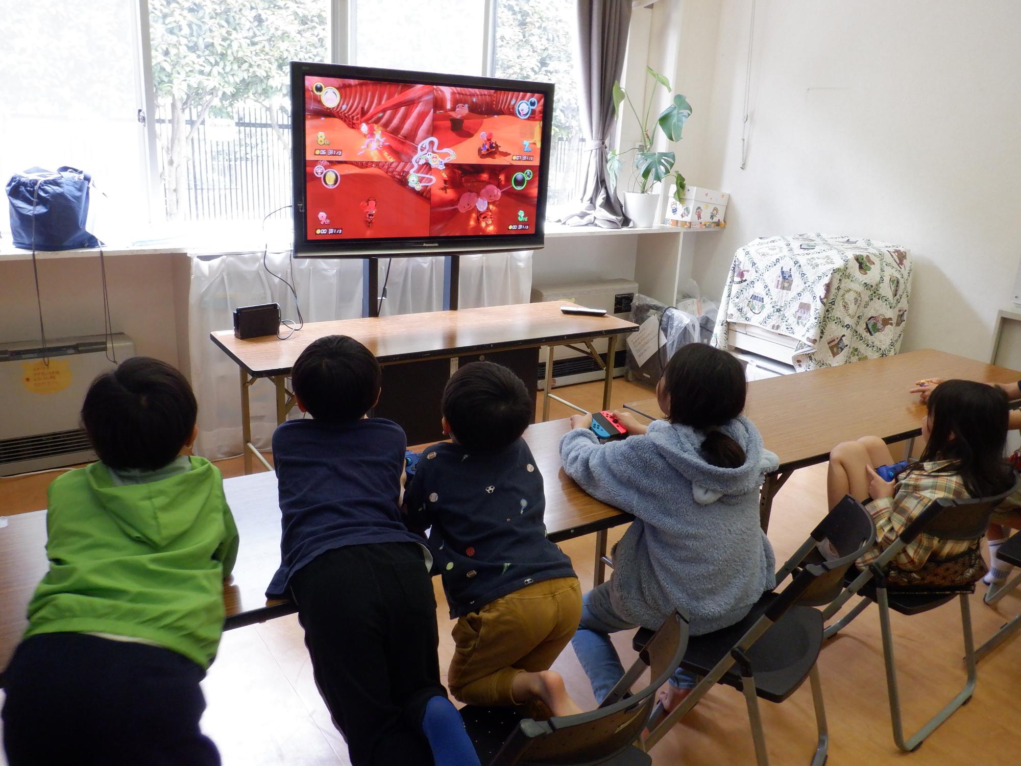 マリオカートをしている小学生たちの様子