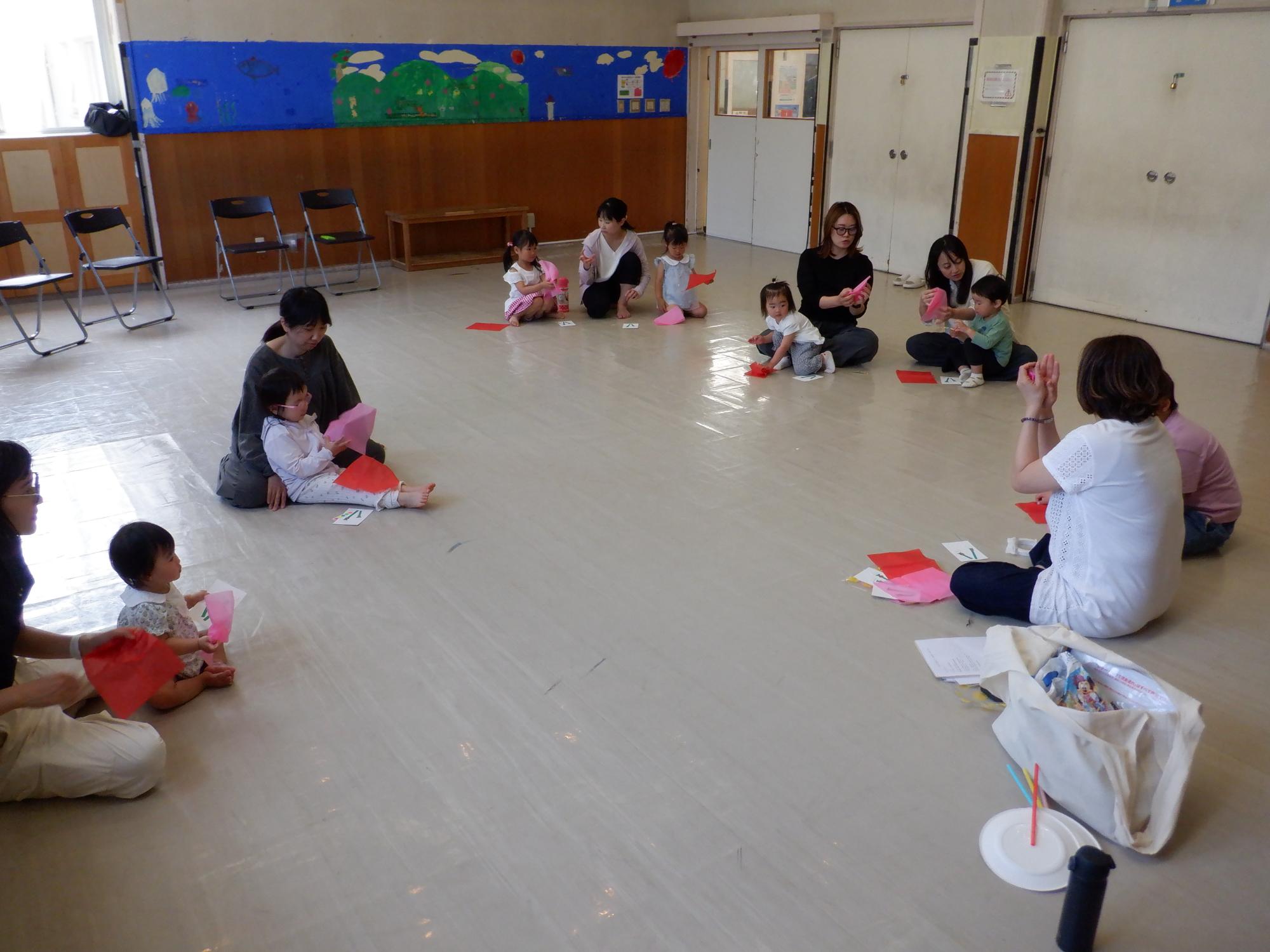 親子で工作をしている様子