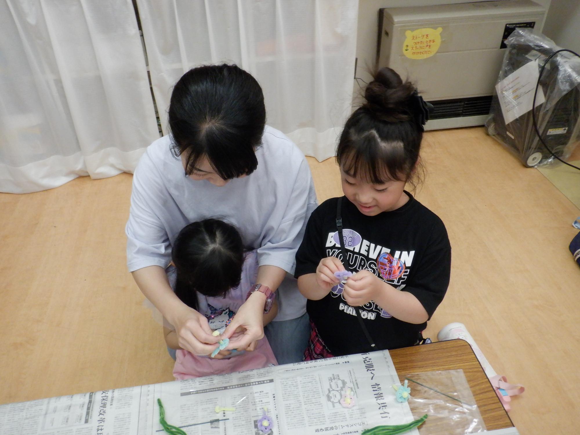 友達と一緒に作成している様子