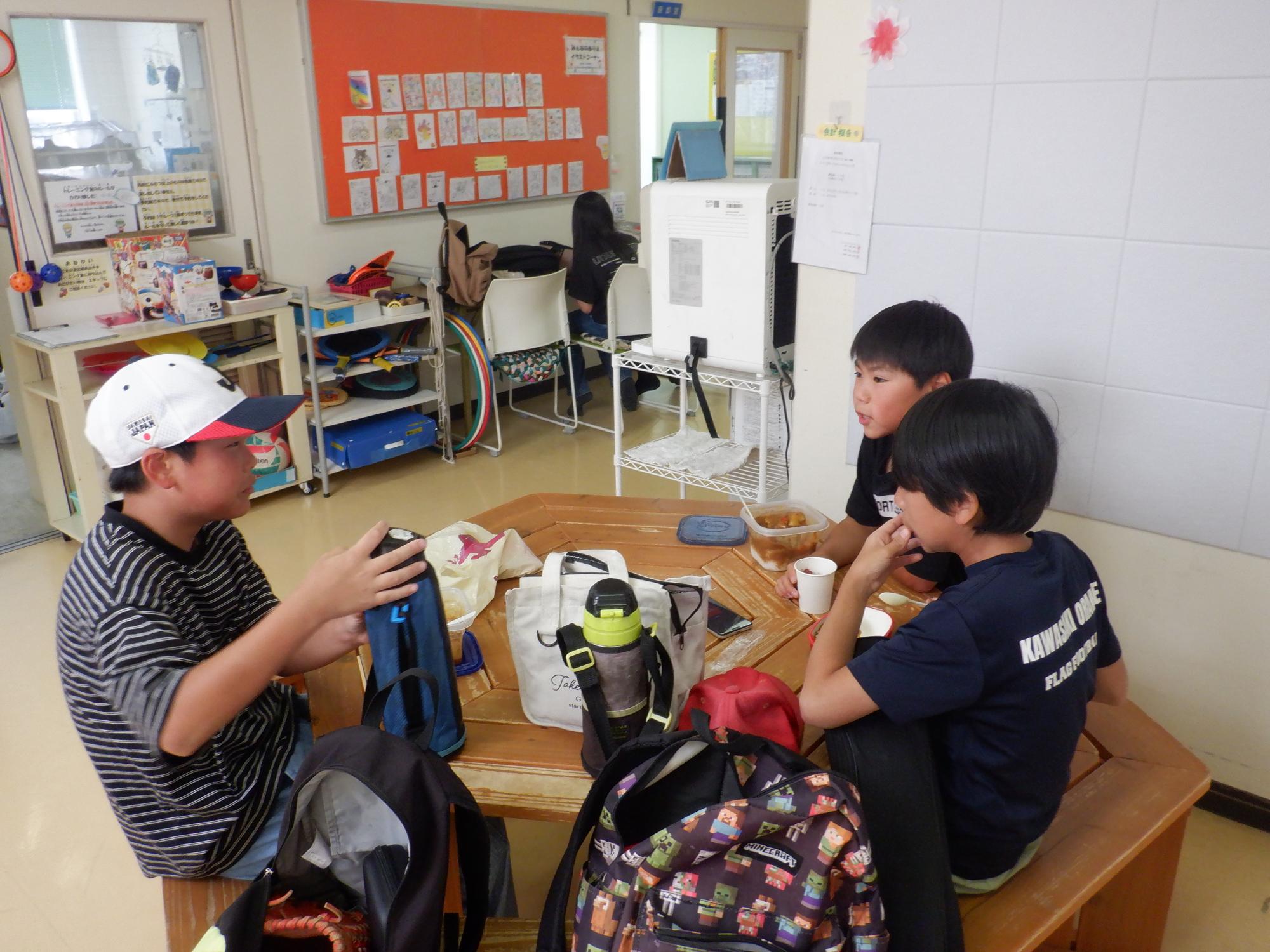 食事を楽しむ小学生達