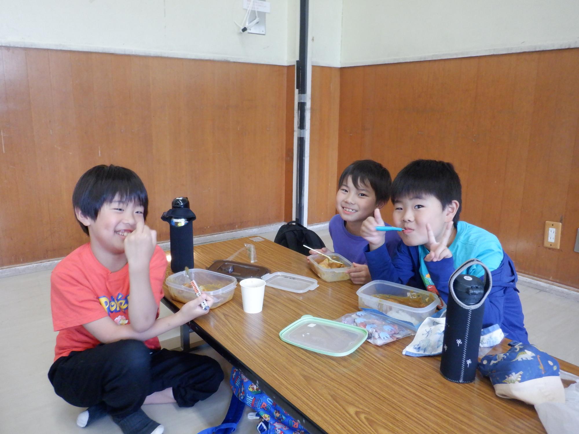 笑顔でカレーを食べる小学生達