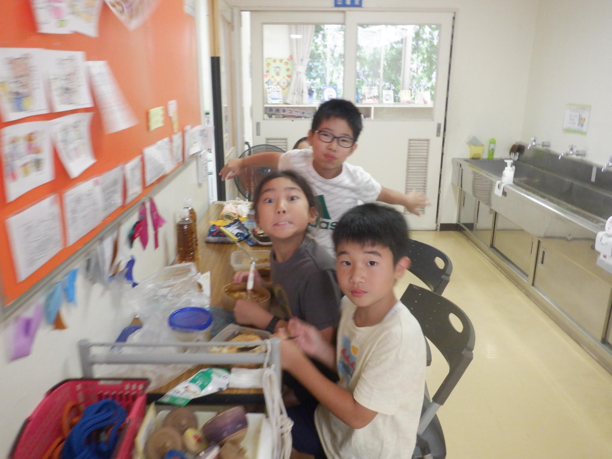 カメラに向かってポーズを決める小学生3人