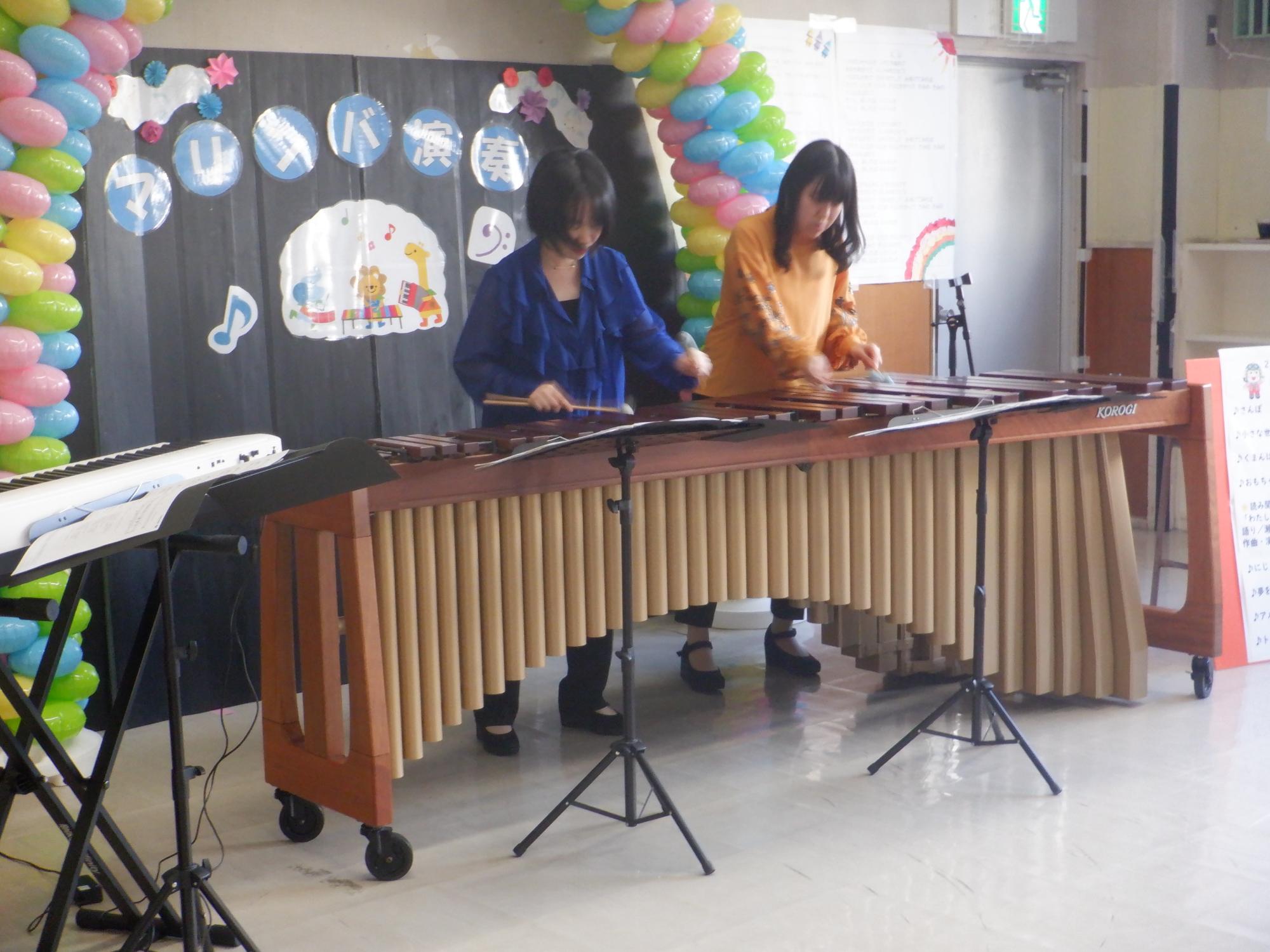 マリンバ演奏している様子