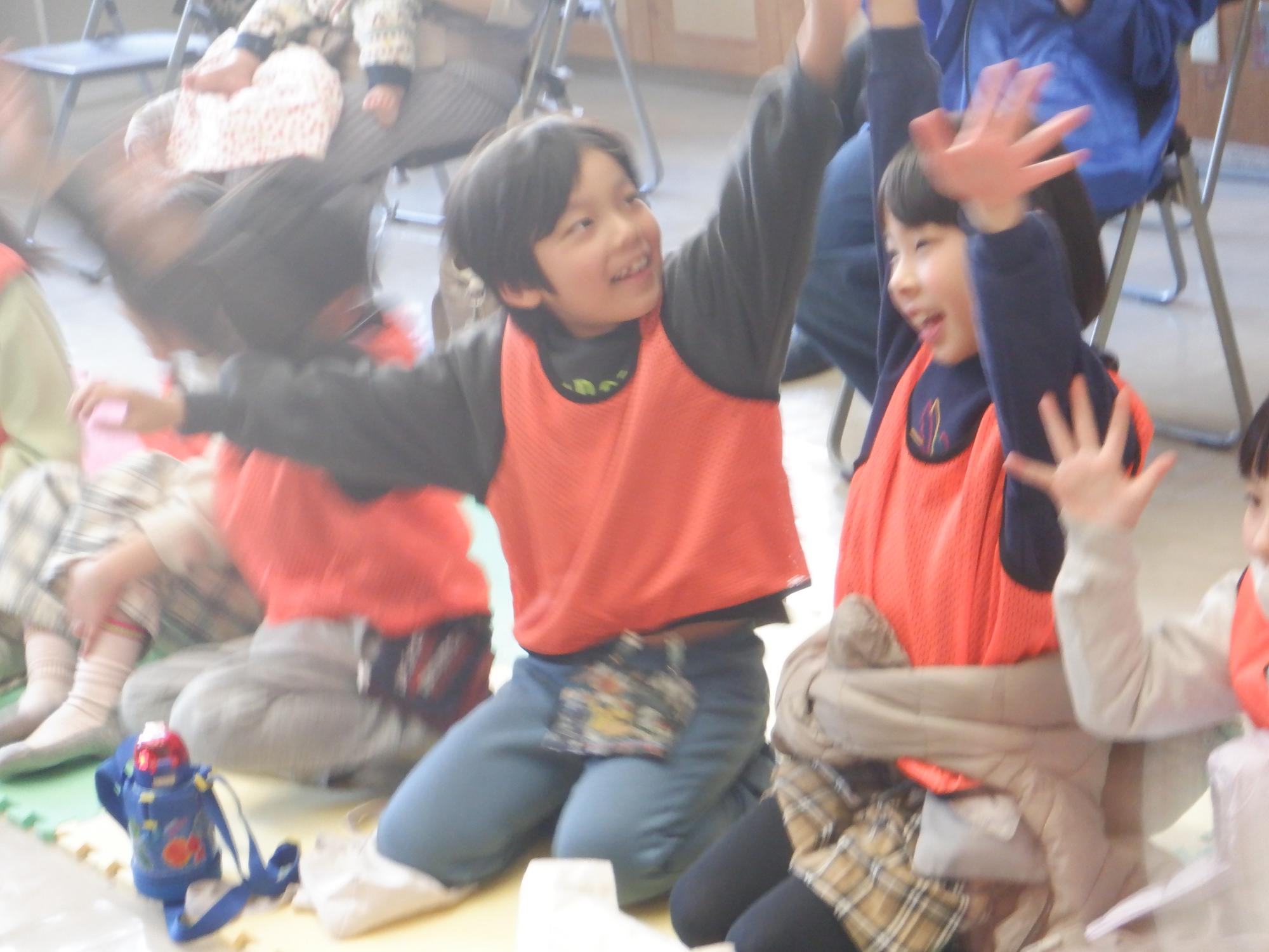 歌に合わせて振付をする小学生