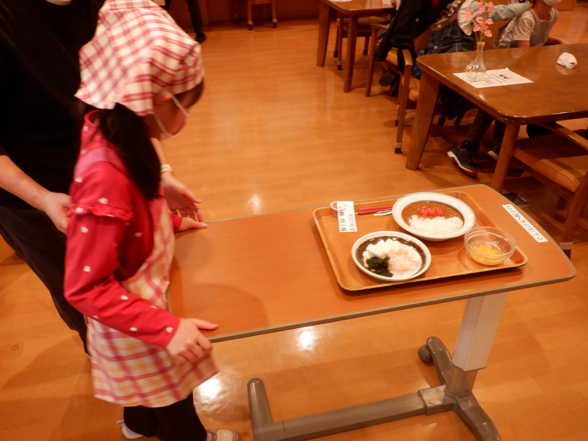 配膳のお手伝いをしている様子