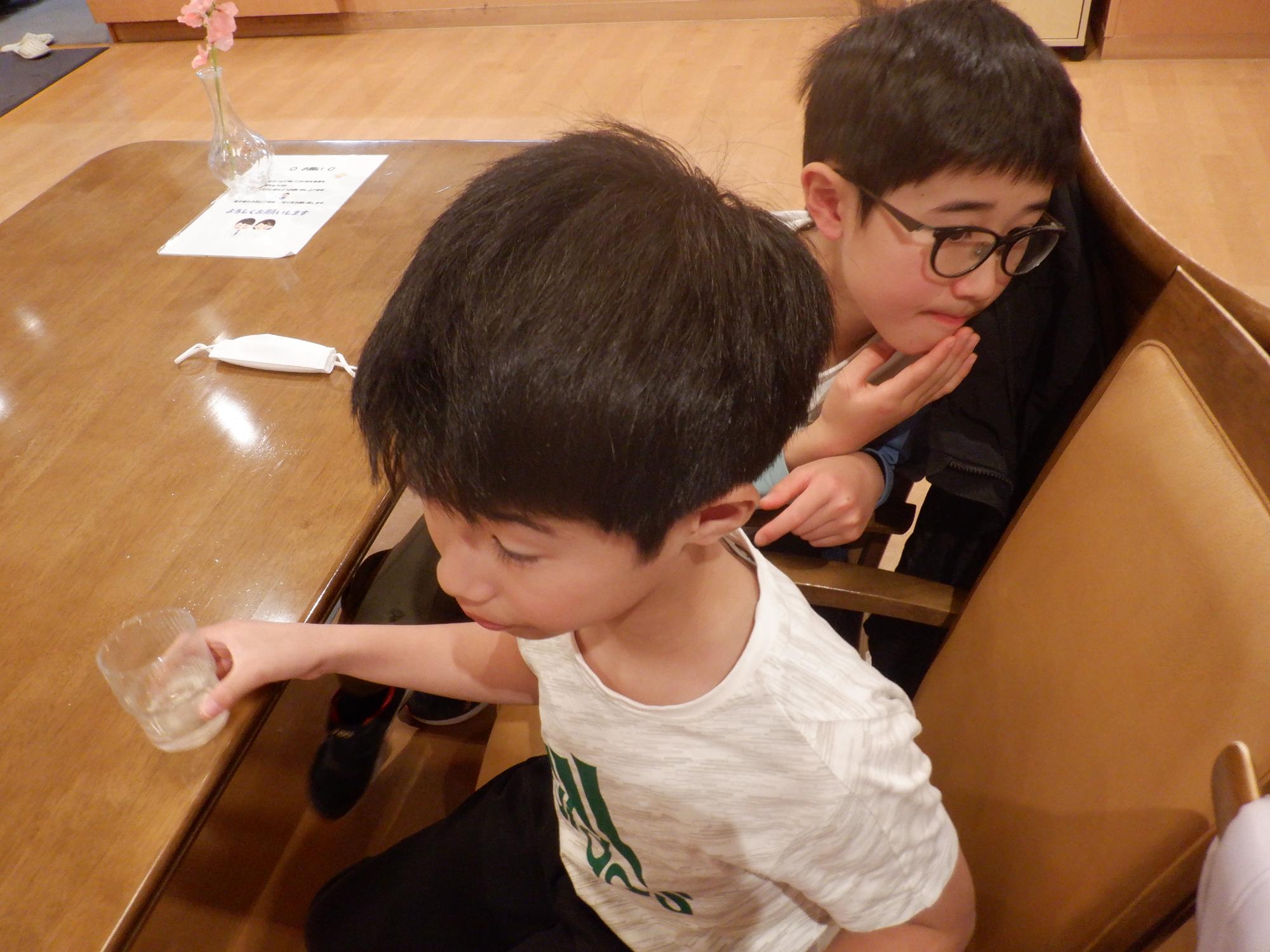 食べ終わってゆっくりしている様子