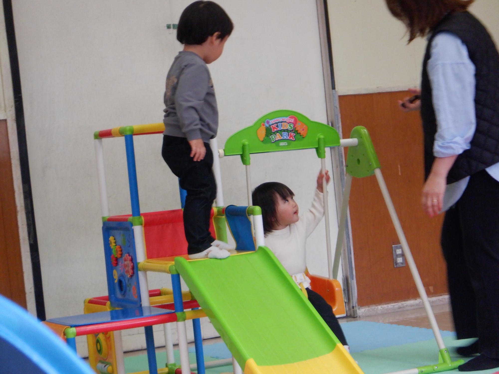 ブランコで遊ぶ様子