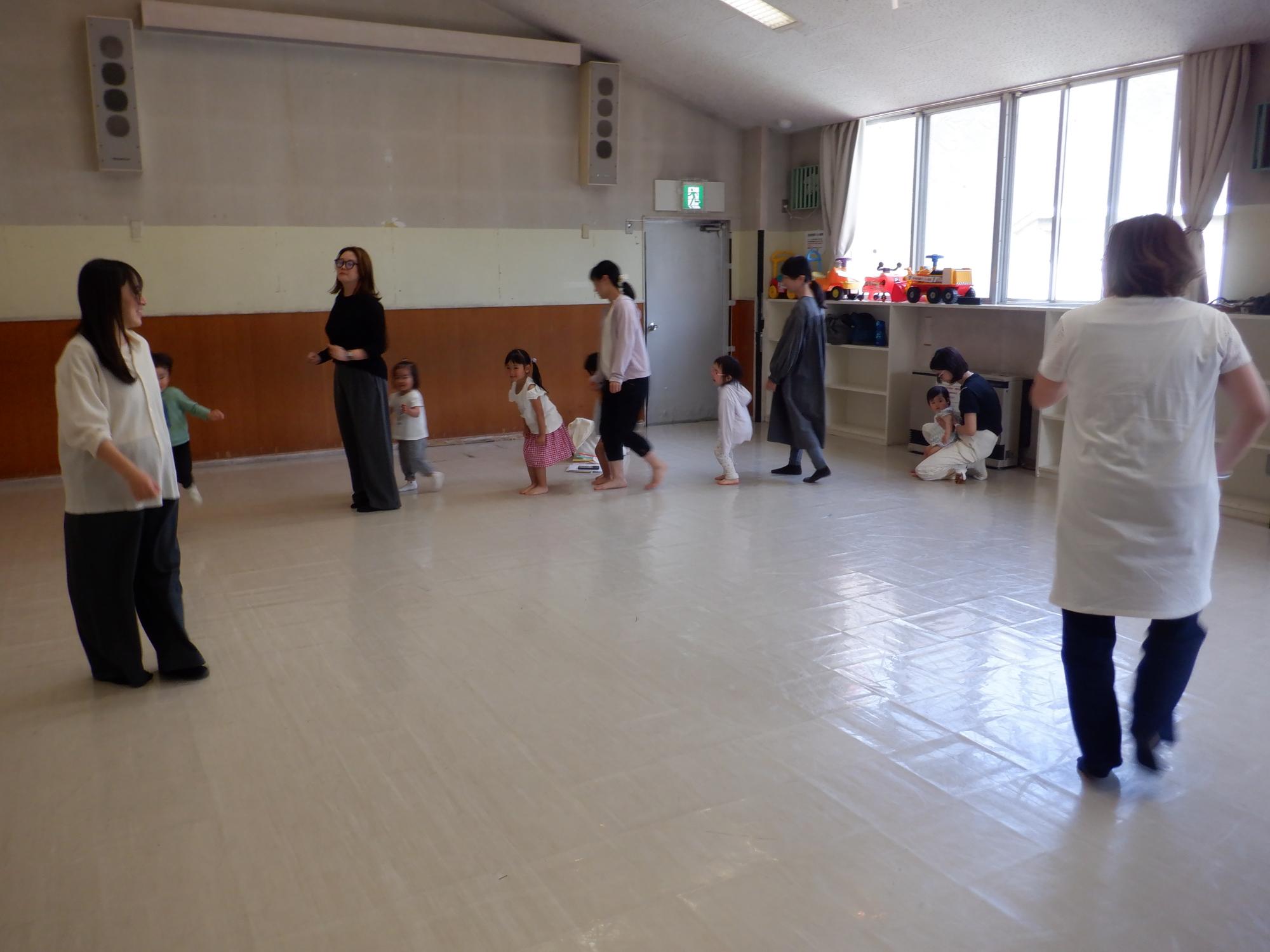 親子でリズム行進をしている様子