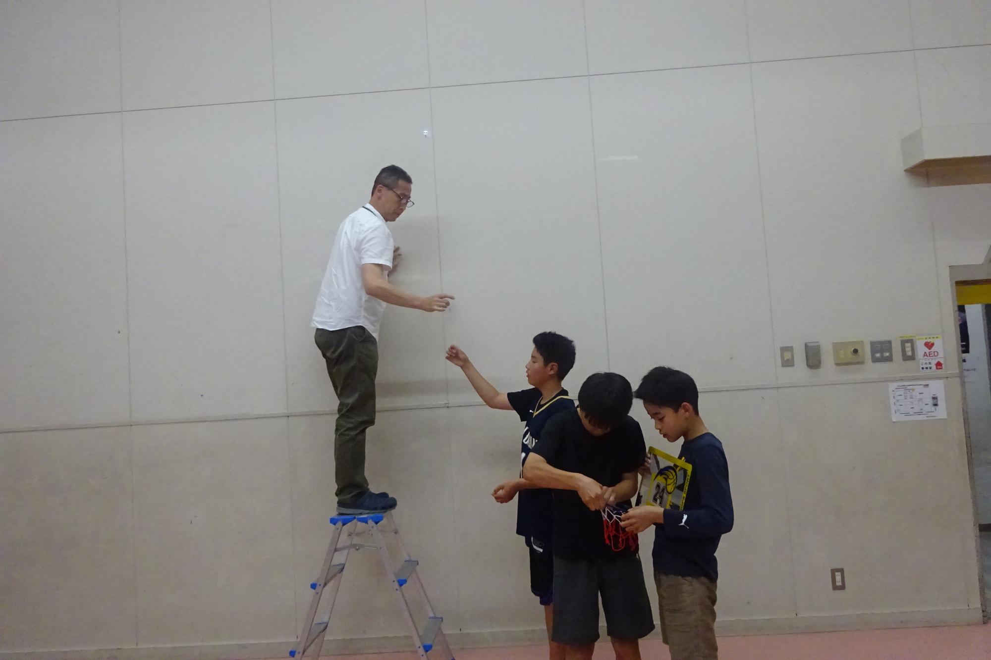 バスケットゴール取り付けの様子