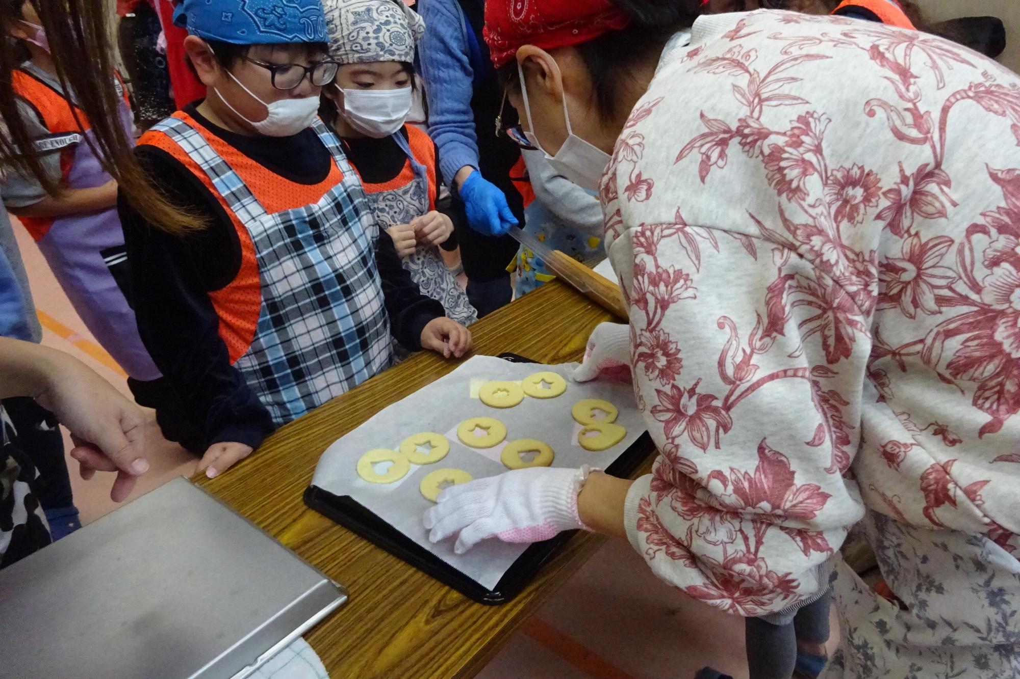 ステンドグラスクッキー作り