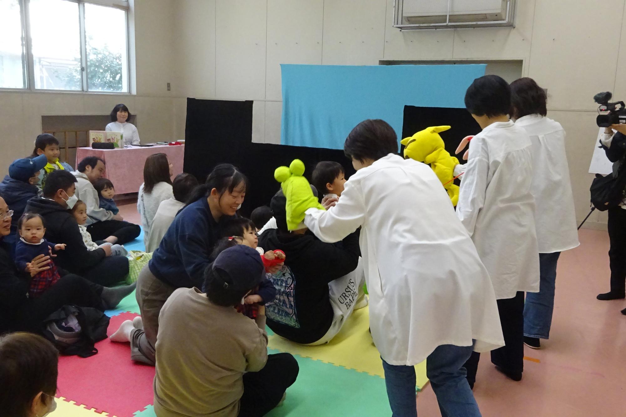 にこにこあおむし人形劇