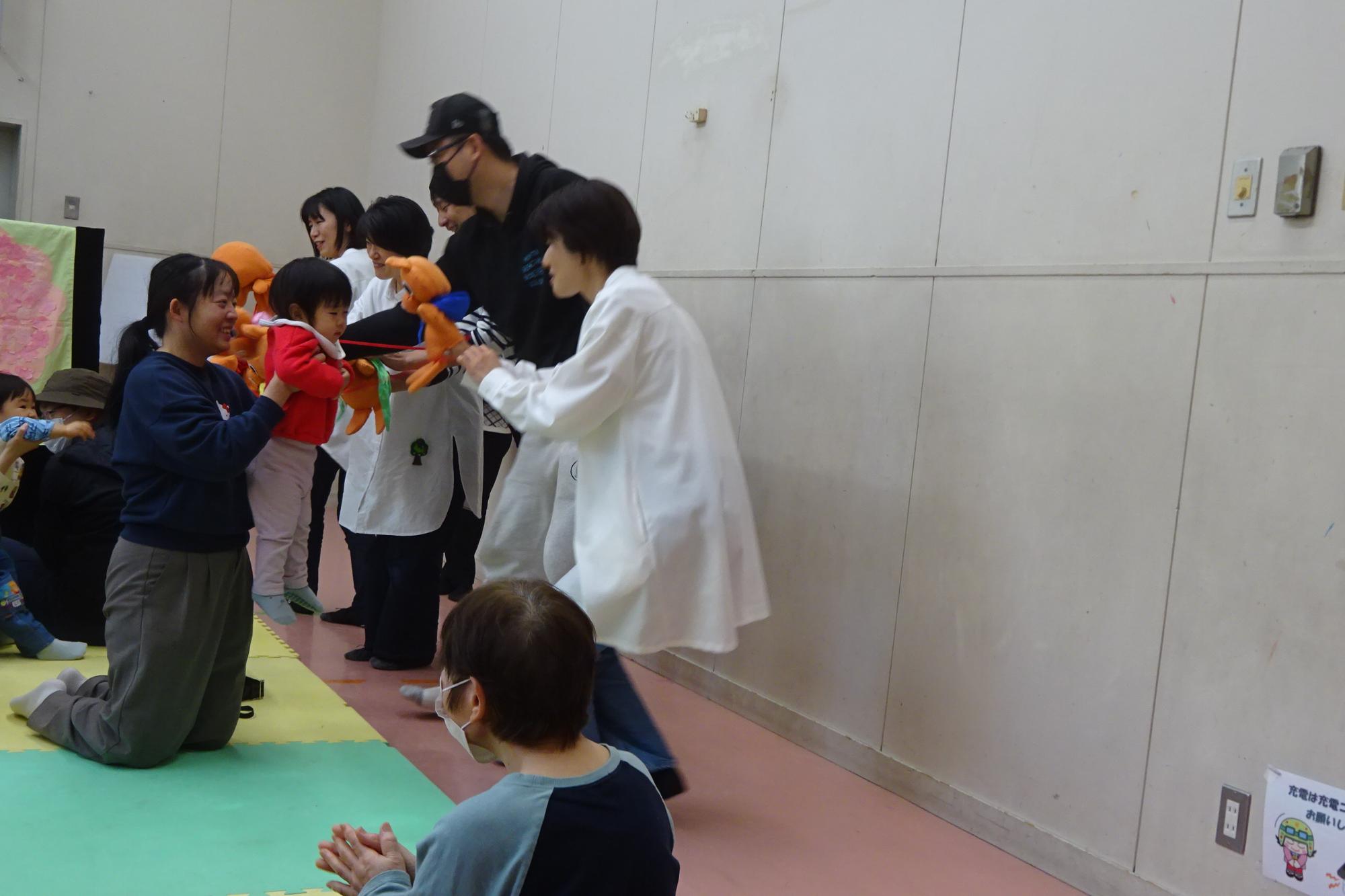 にこにこあおむし人形劇