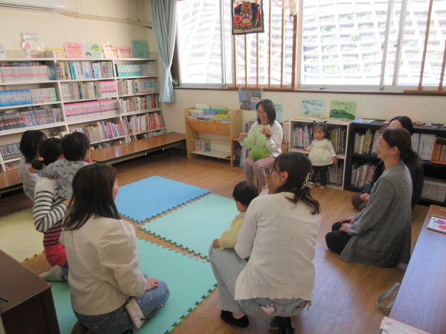 たまちゃんのよみきかせに参加する幼児親子の様子