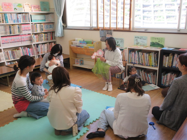 たまちゃんによる読み聞かせの様子