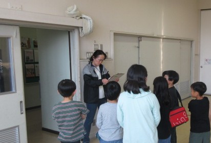 子どもたちのリクエストに応えて開催したクイズ大会の様子