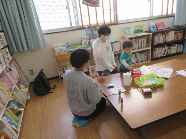 こいのぼり工作を楽しむ親子の様子