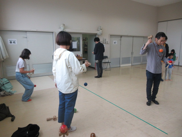 けん玉行事でけん玉の練習をする参加者たち