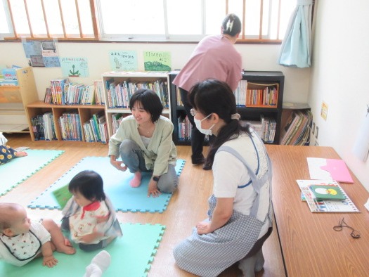 えほんの読み聞かせの様子